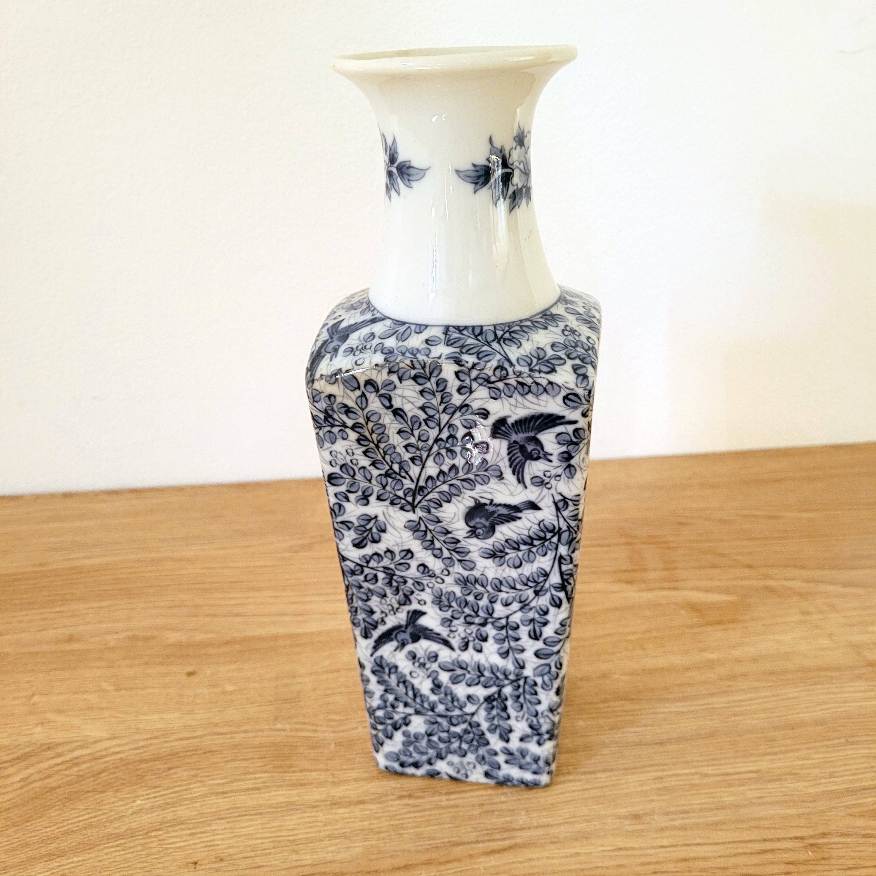 Vase japonisant aux oiseaux bleus - Asahi Sato Gordon