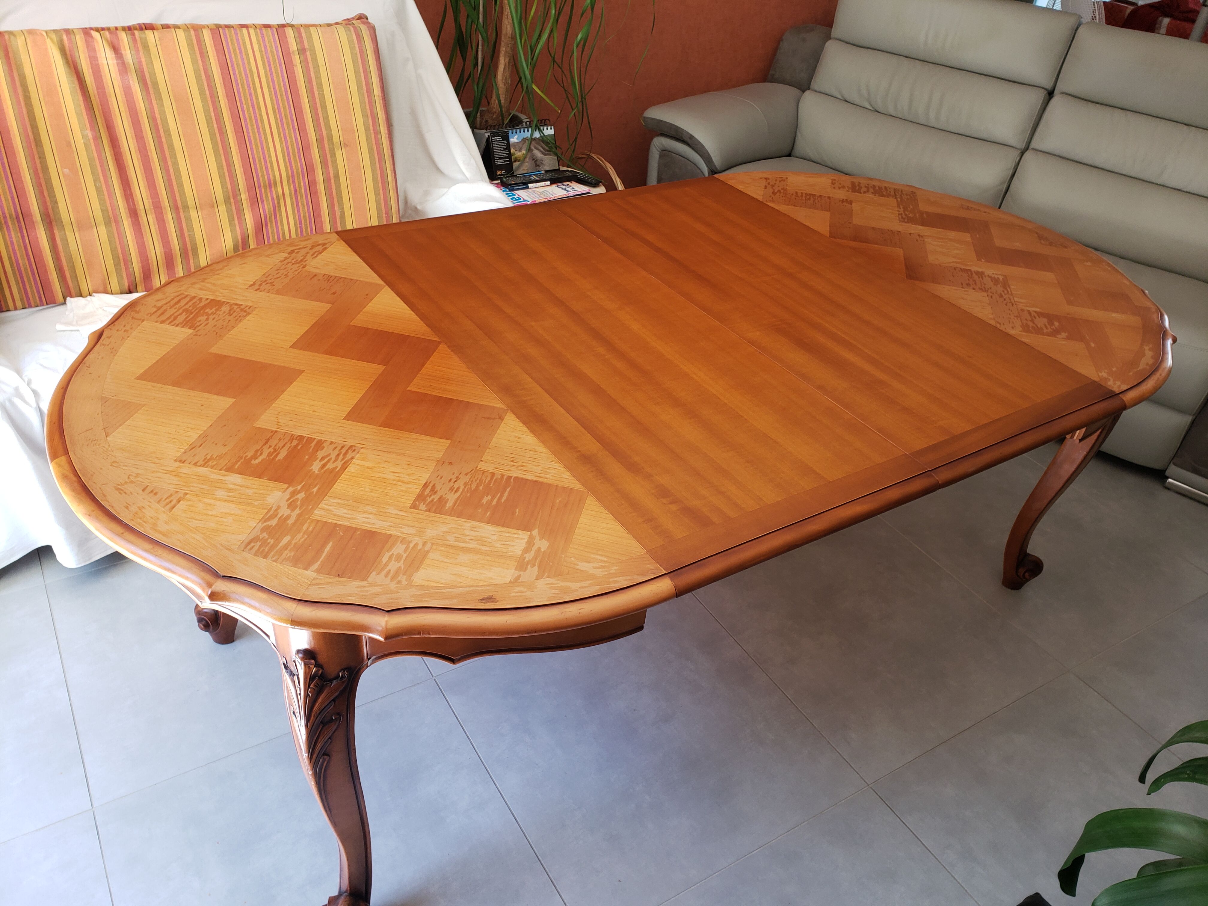 Extendable round table Louis XV style with its 2 extensions