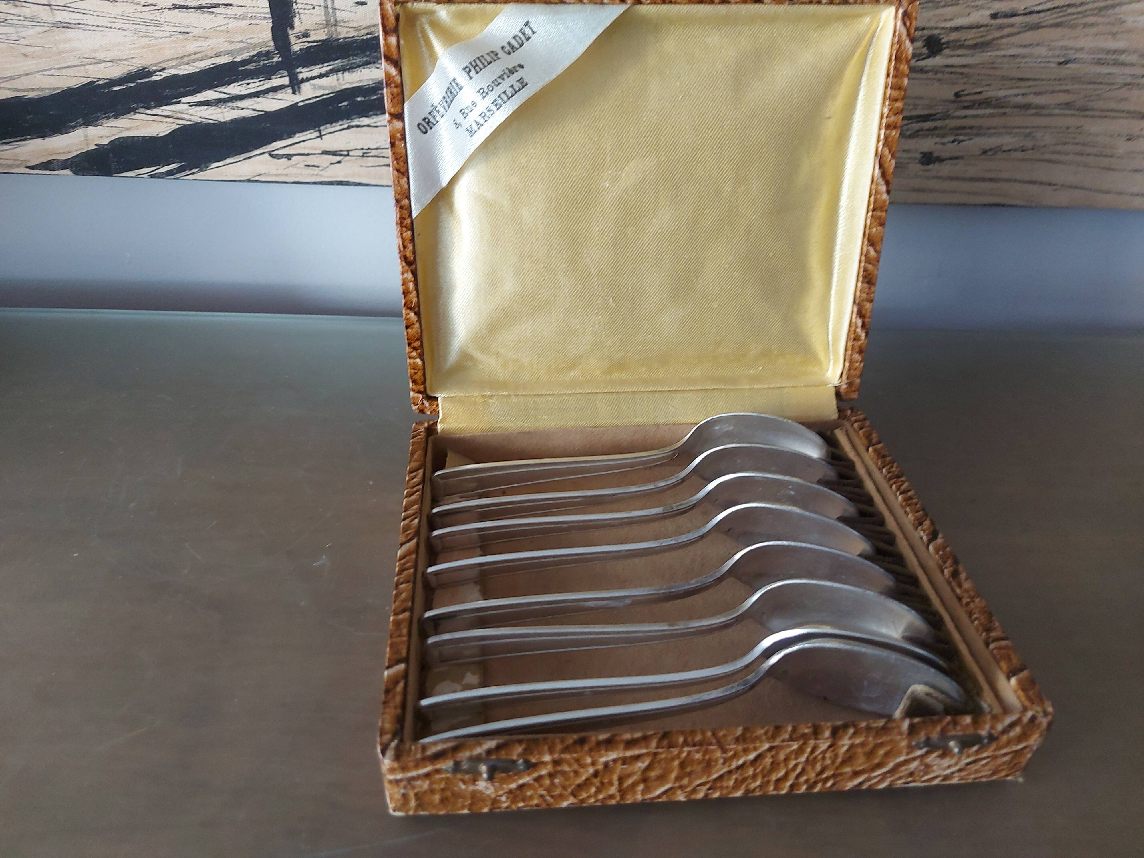 Box of 8 small art deco spoons in silver metal