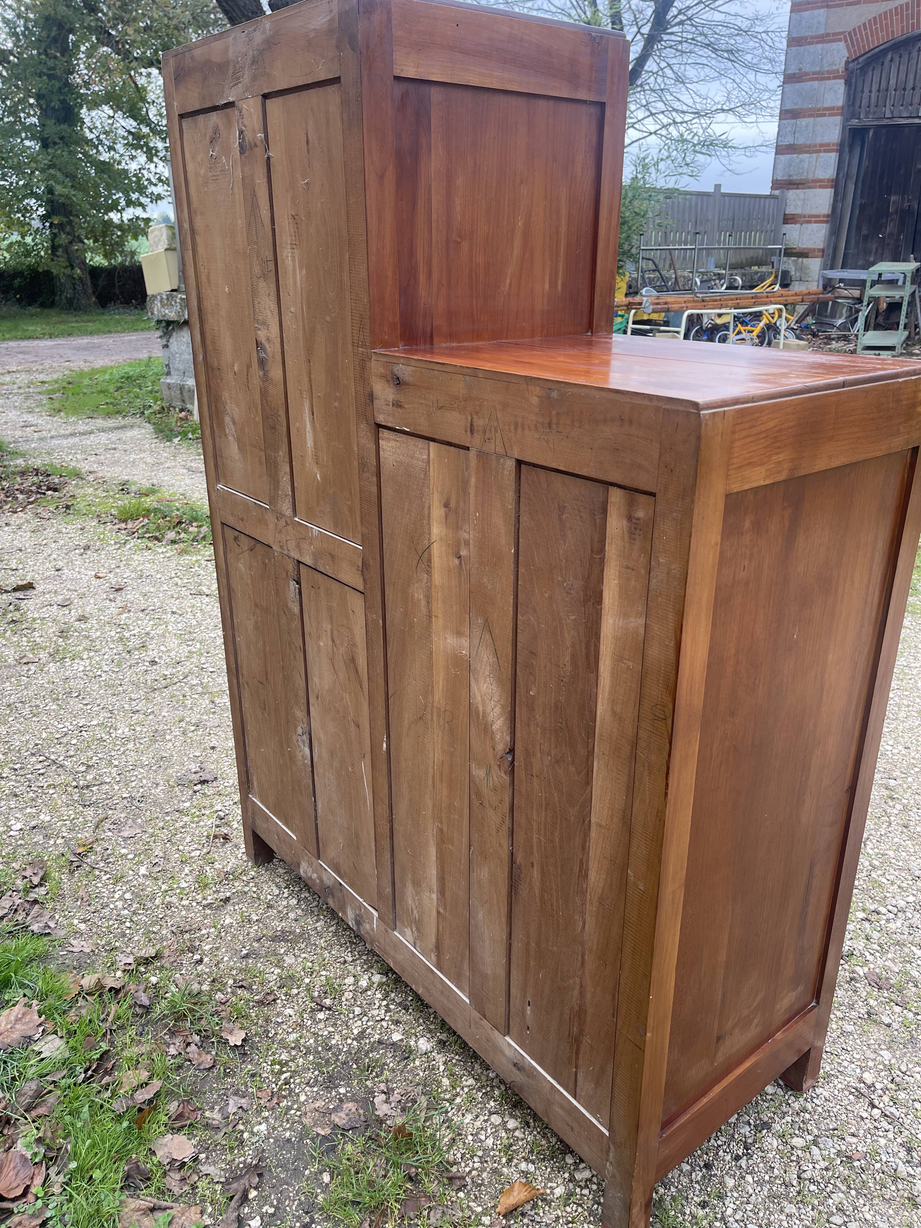 Asymmetrical cabinet