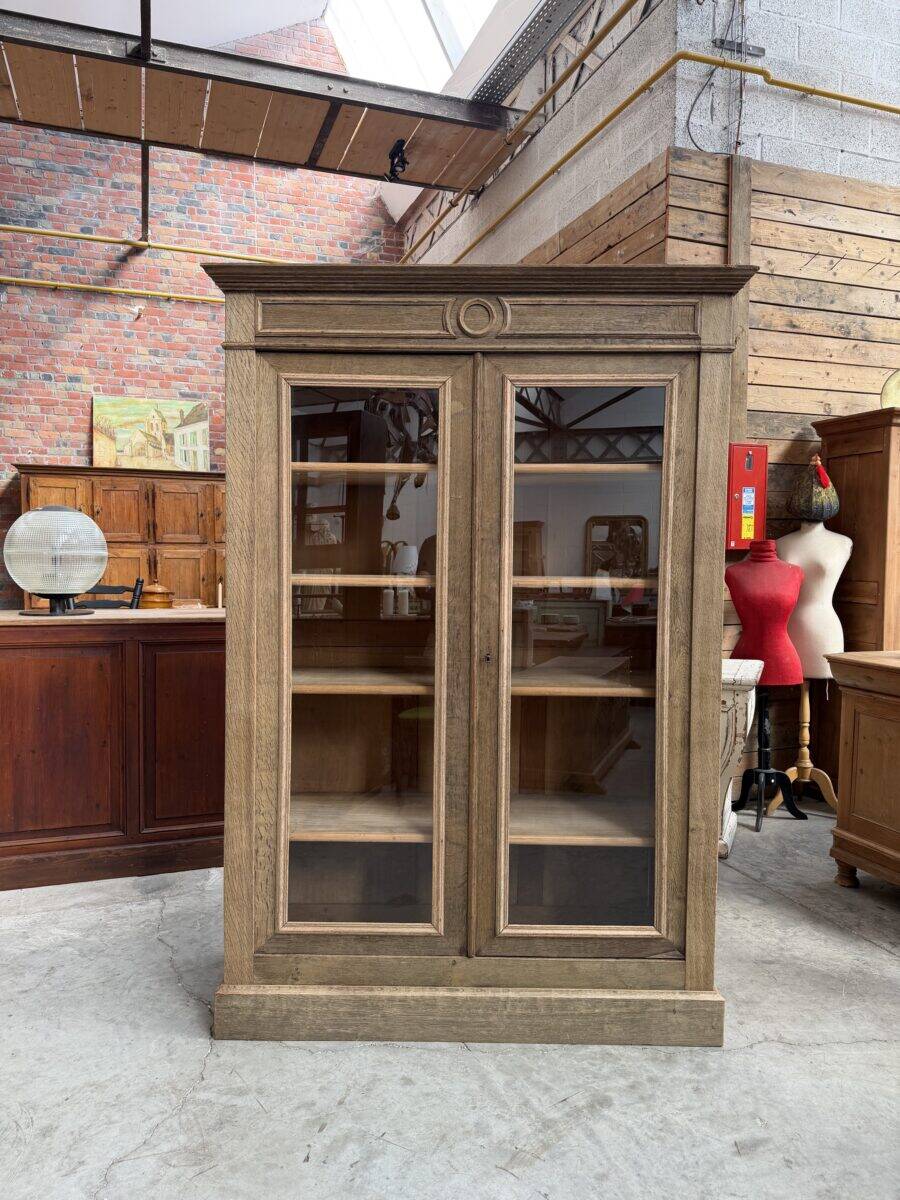 Showcase in oak from the late 19th century.