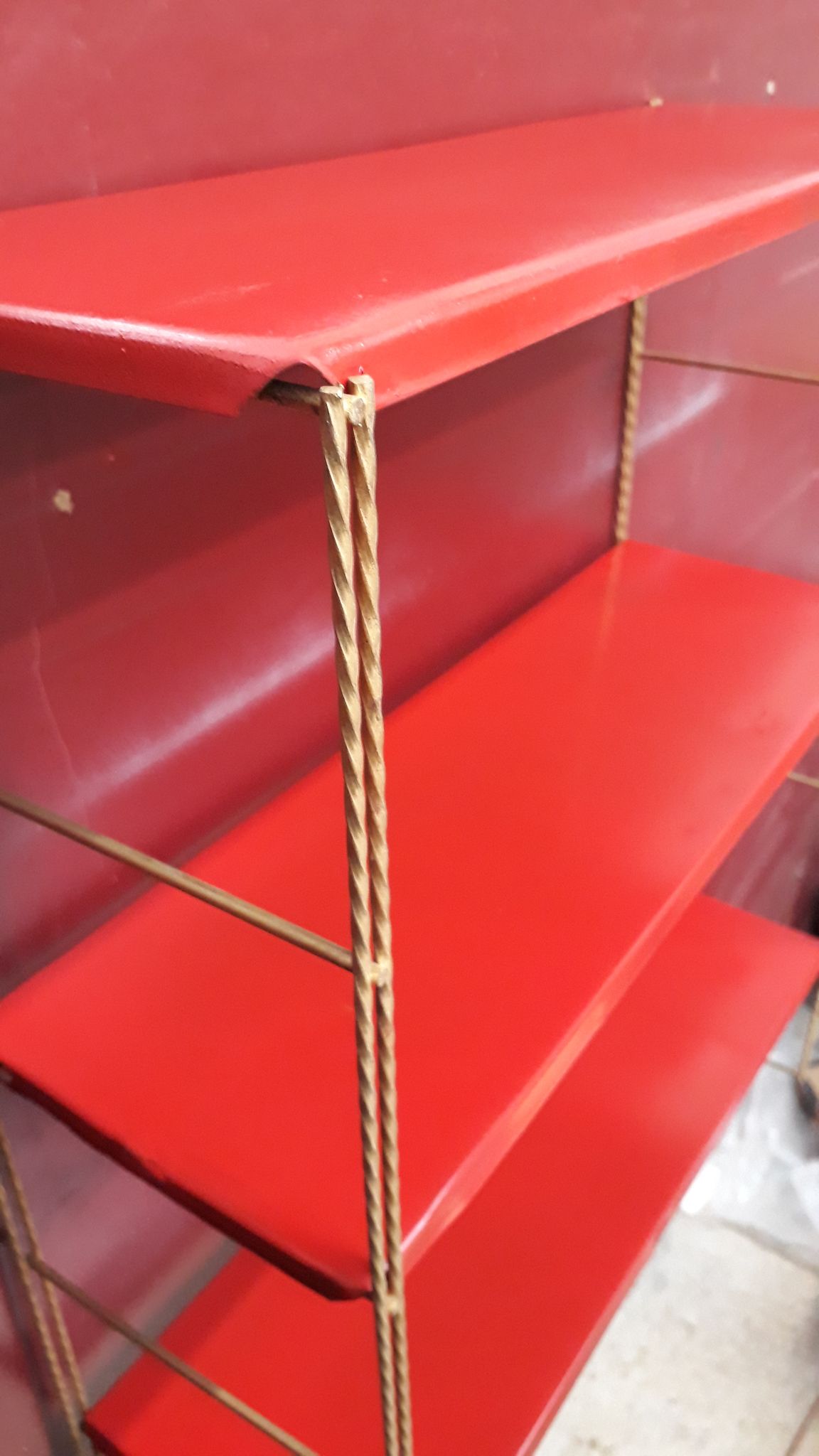 Tomado metal shelf