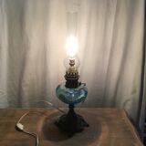 Lampe à pétrole bleue et pied laiton, électrifiée