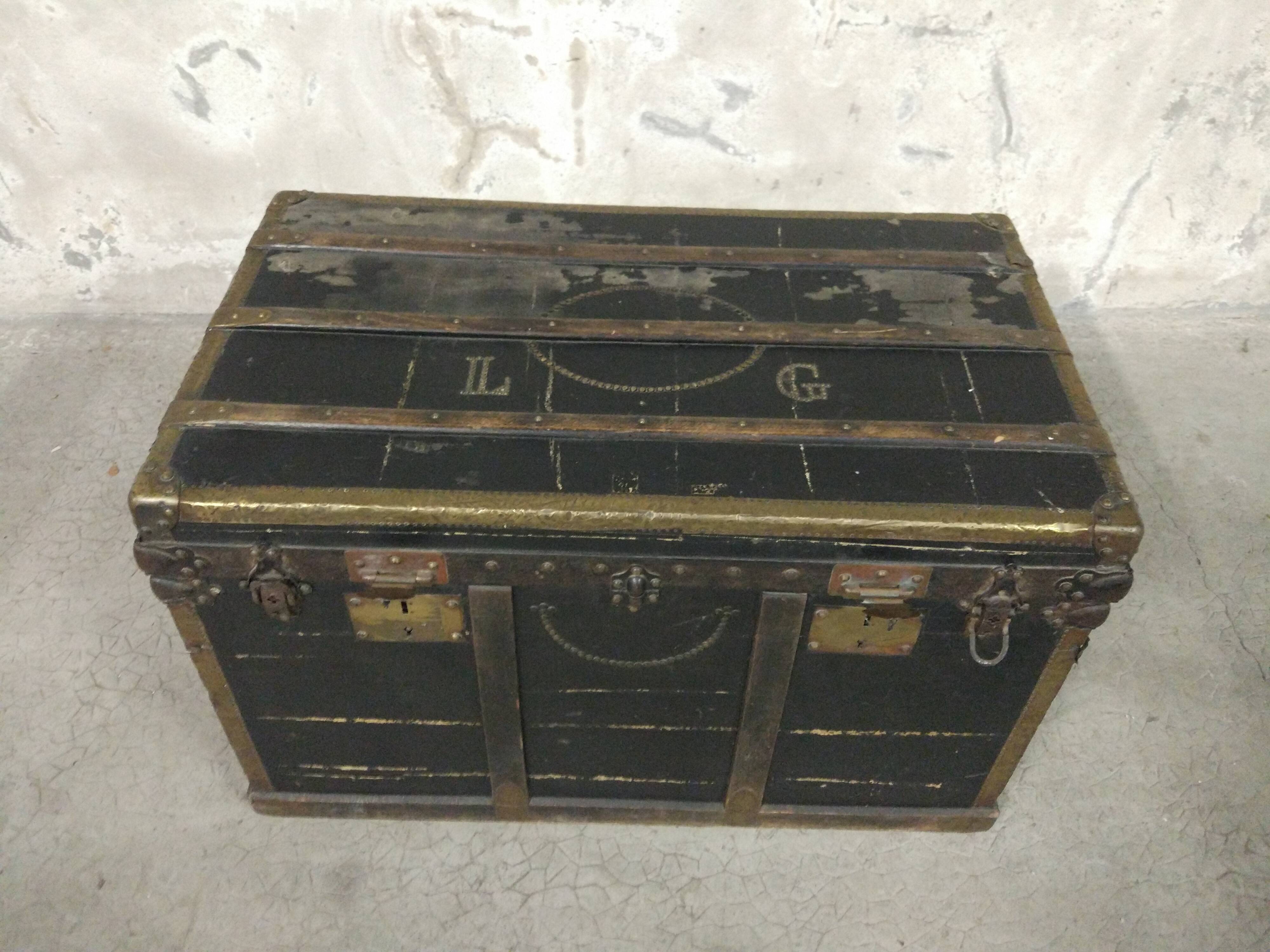 Trunk wood ancient black copper fitting