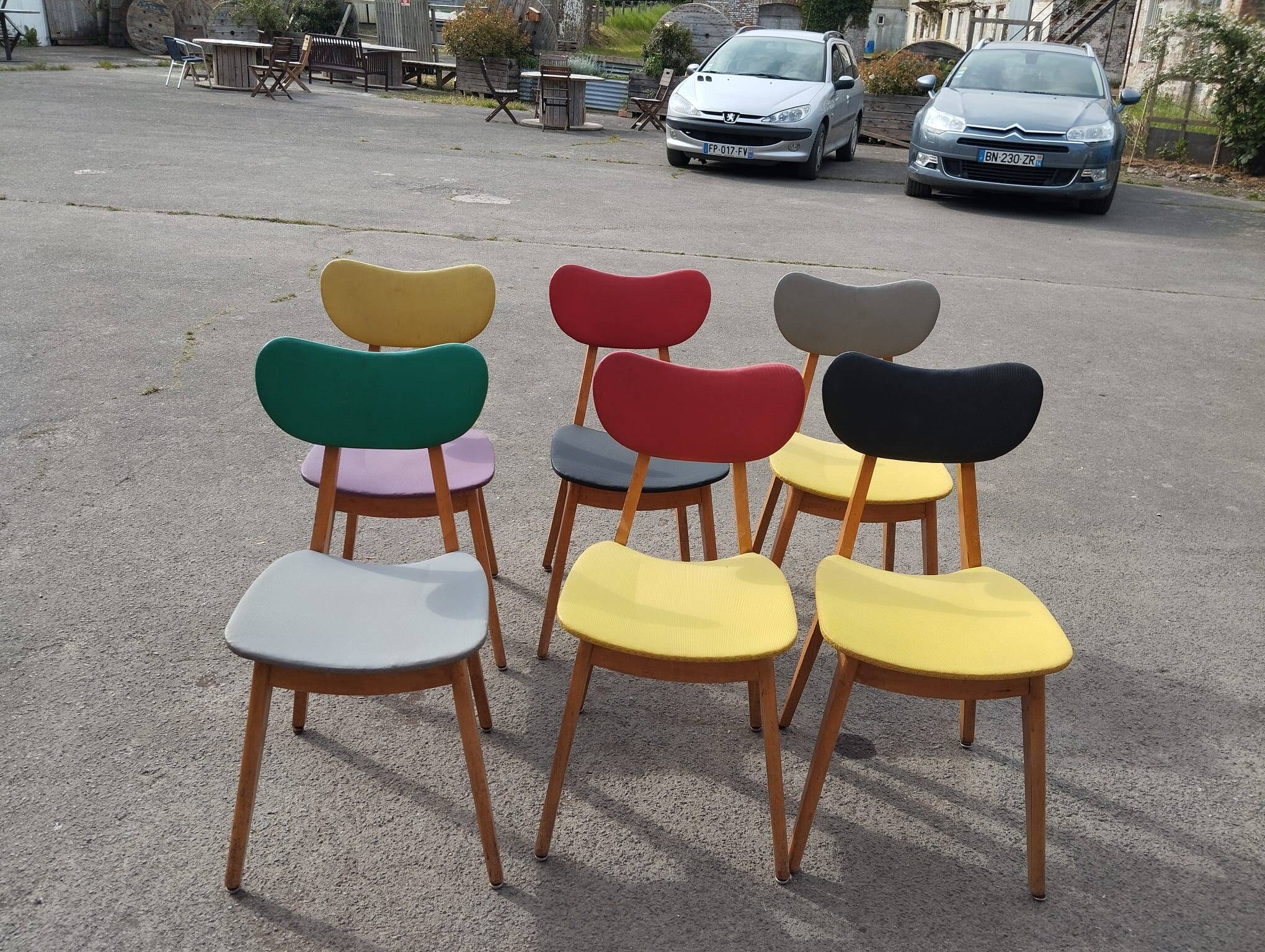 Set of 6 compass leg chairs – colored seats