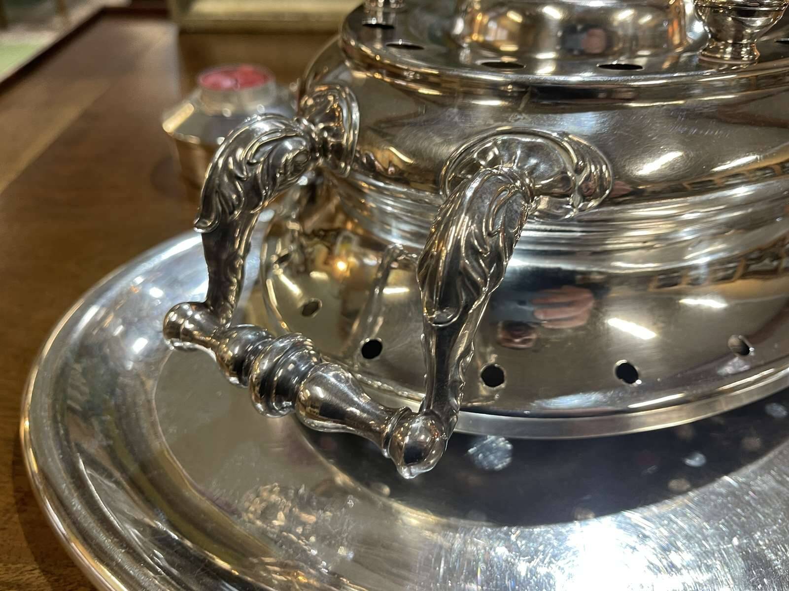 Chauffe plat en métal argenté des années 1930