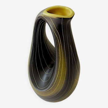 Earthenware vase decorated with yellow lines on a black and yellow background