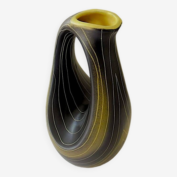 Vase en faïence à décor de lignes jaunes sur fond noir et jaune