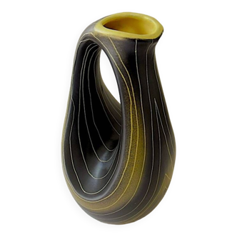 Earthenware vase decorated with yellow lines on a black and yellow background