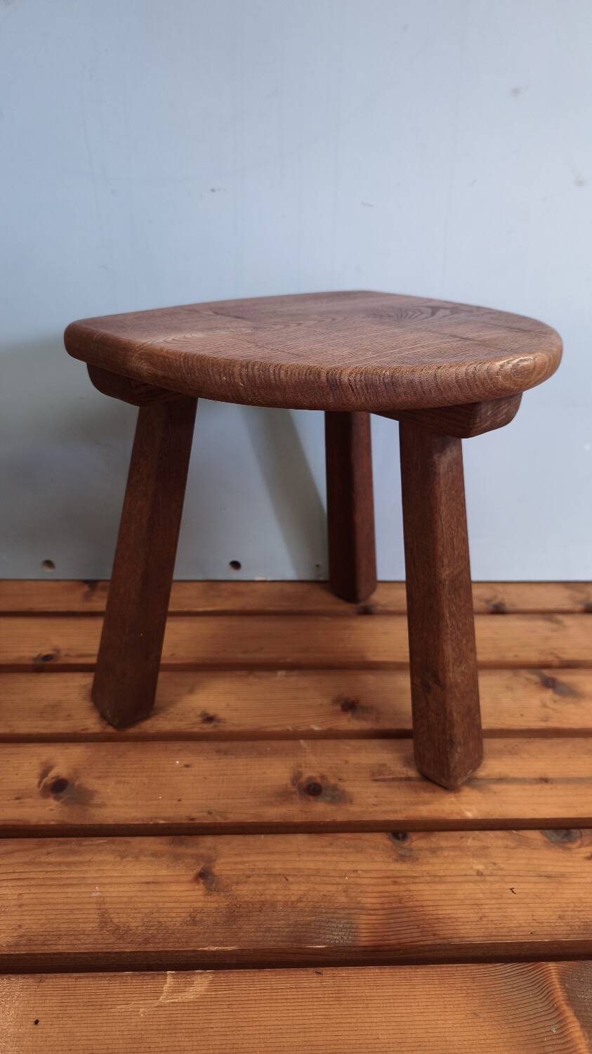 Tabouret tripode chêne massif - brutaliste