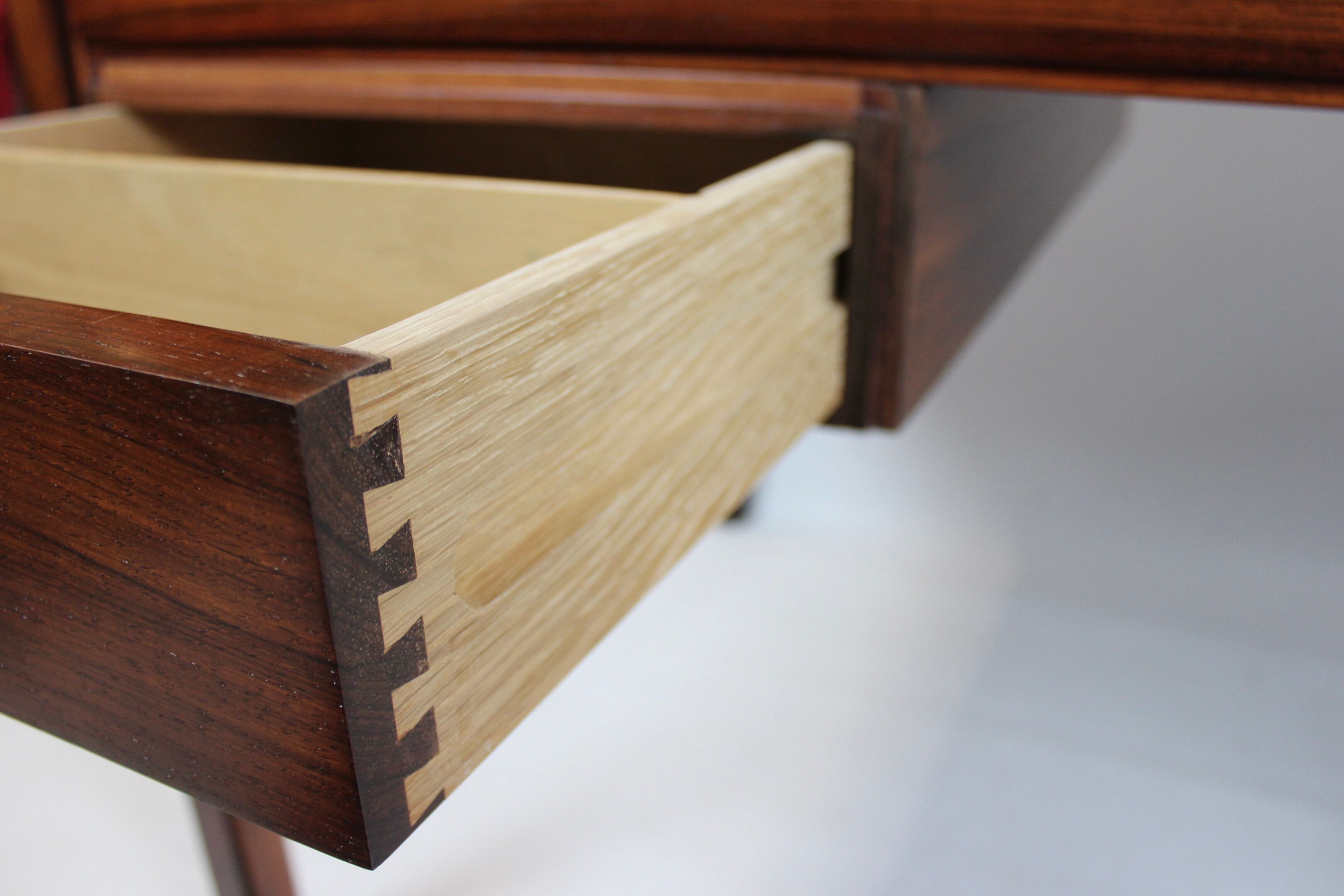 Bureau en bois de rose des années 1960