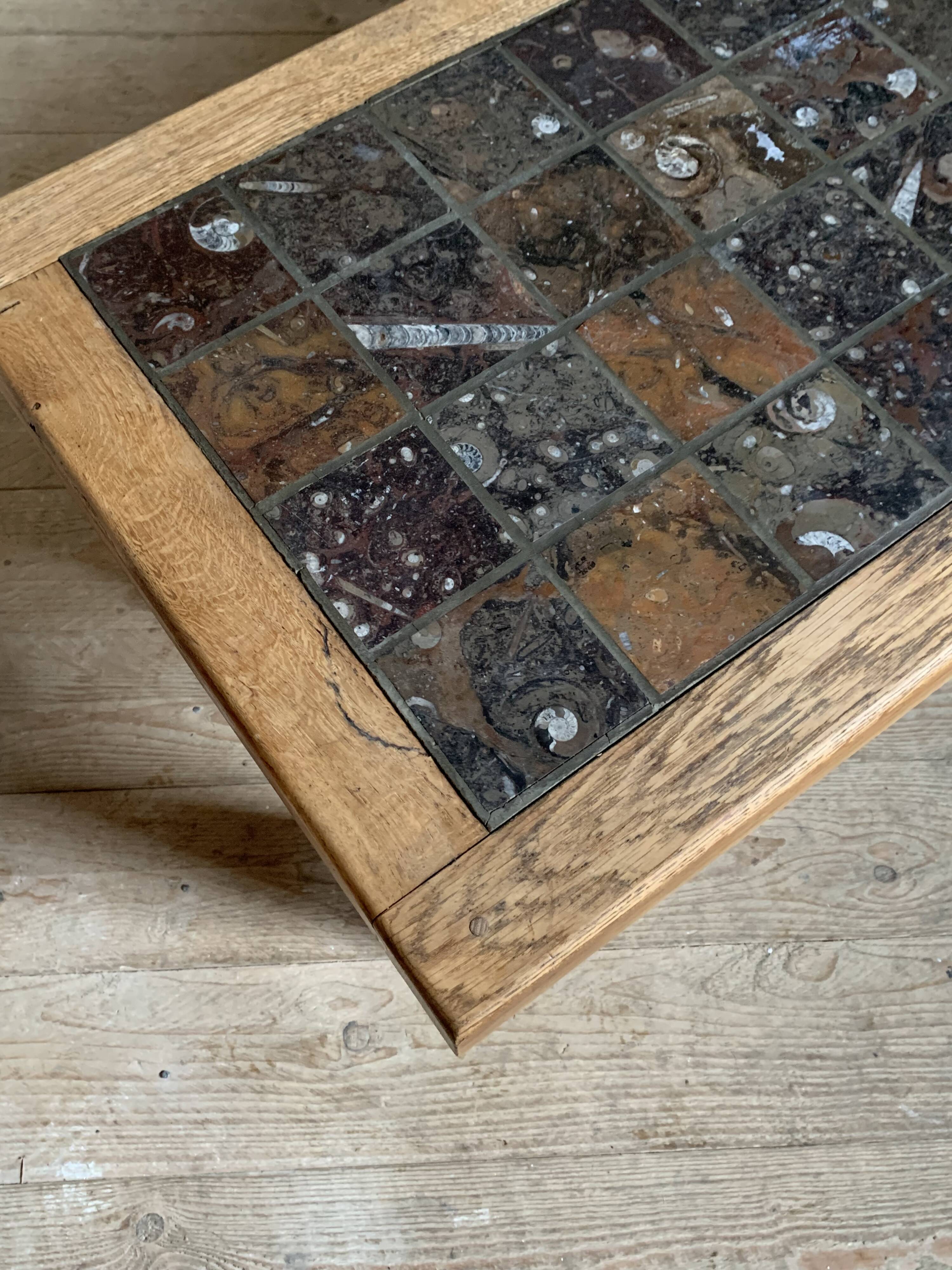 Table basse brutaliste en chêne massif et marbre, années 70