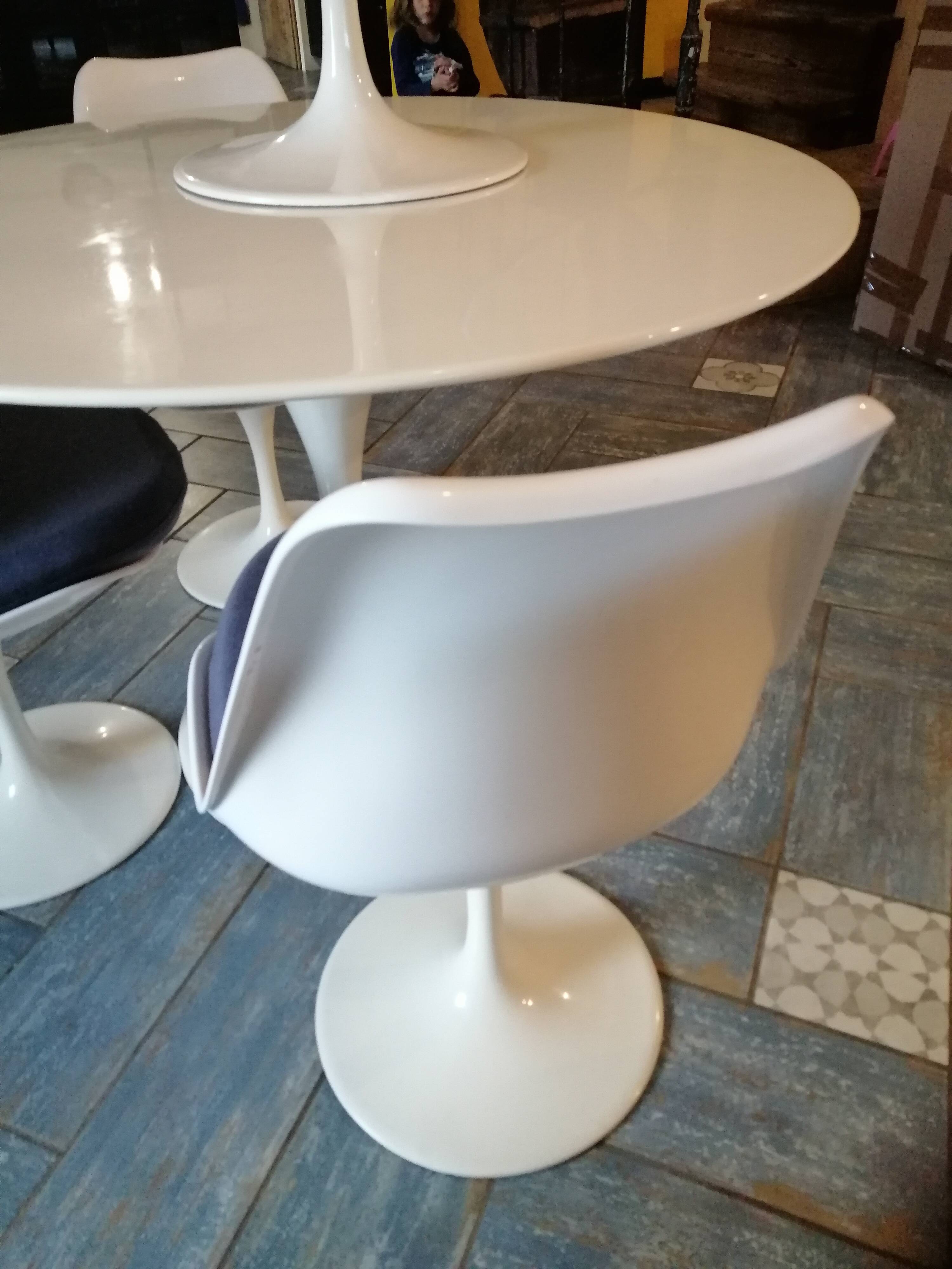 Tulip legs table and chairs