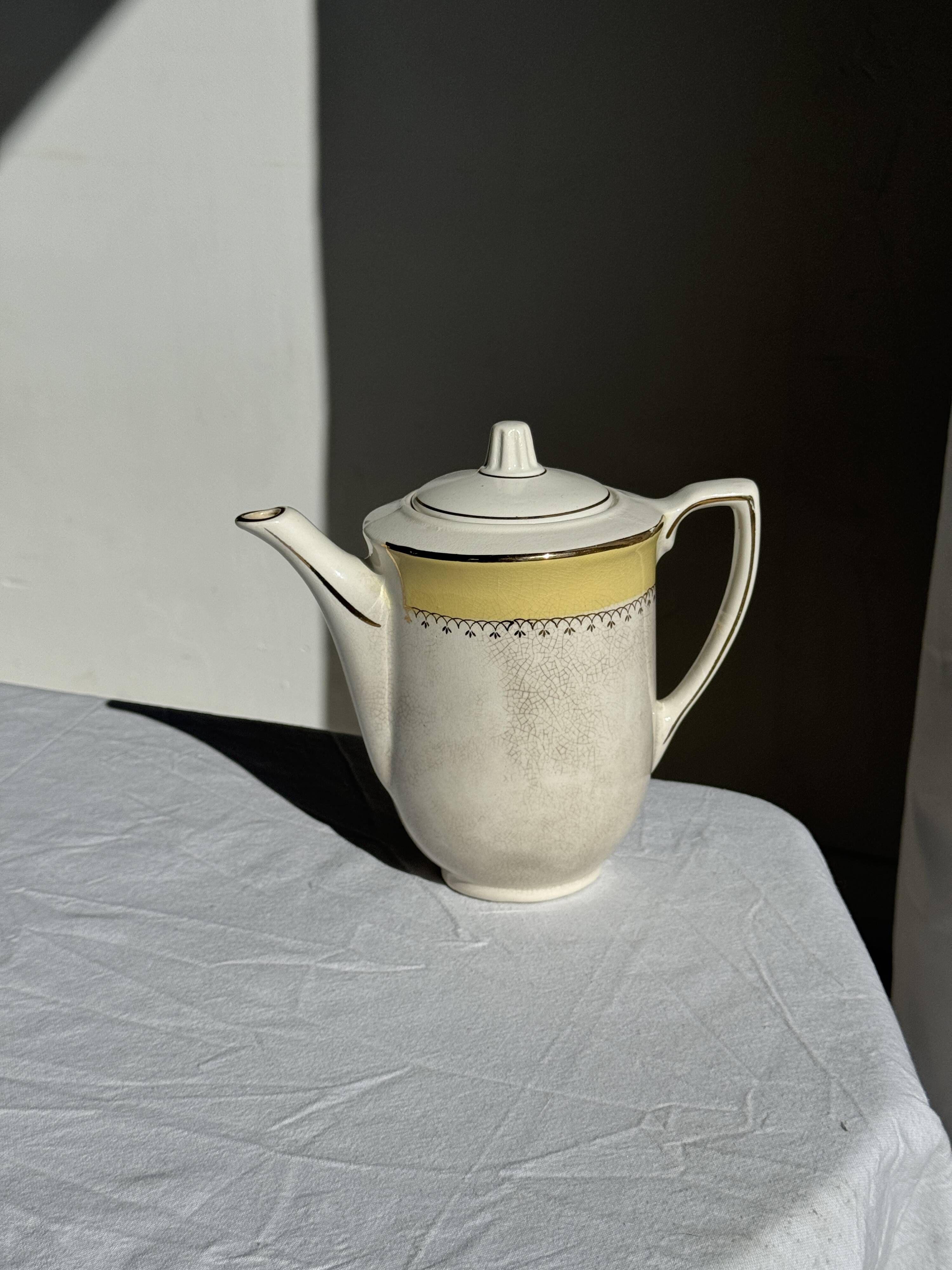 Théière en céramique l'Amandinoise à frise jaune et dorée H21