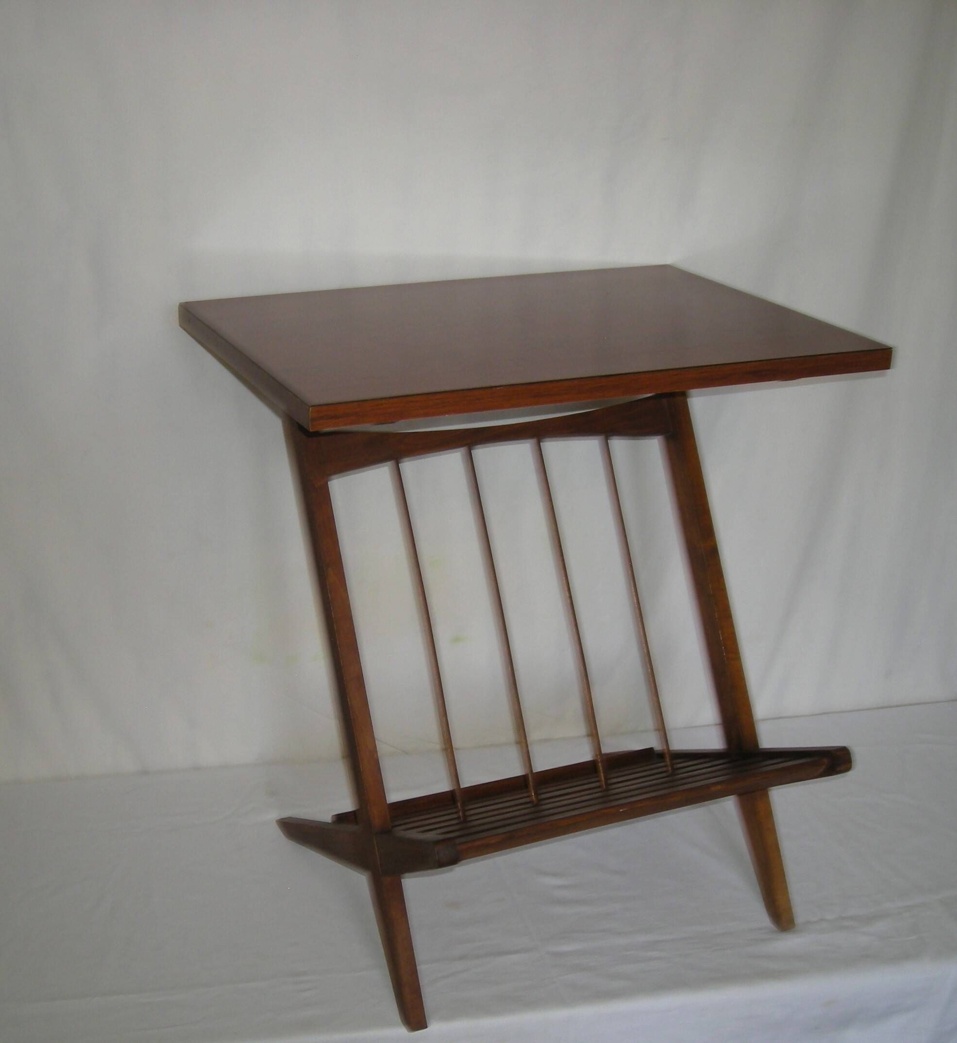 Table basse ; range disques ; revues style scandinave des années 50