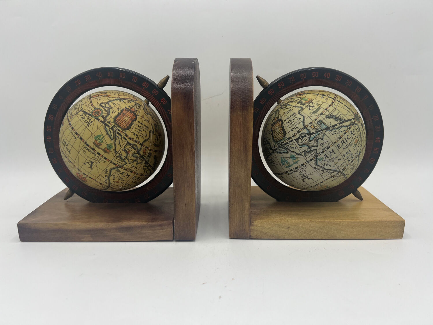 Bookends globe terrestrial