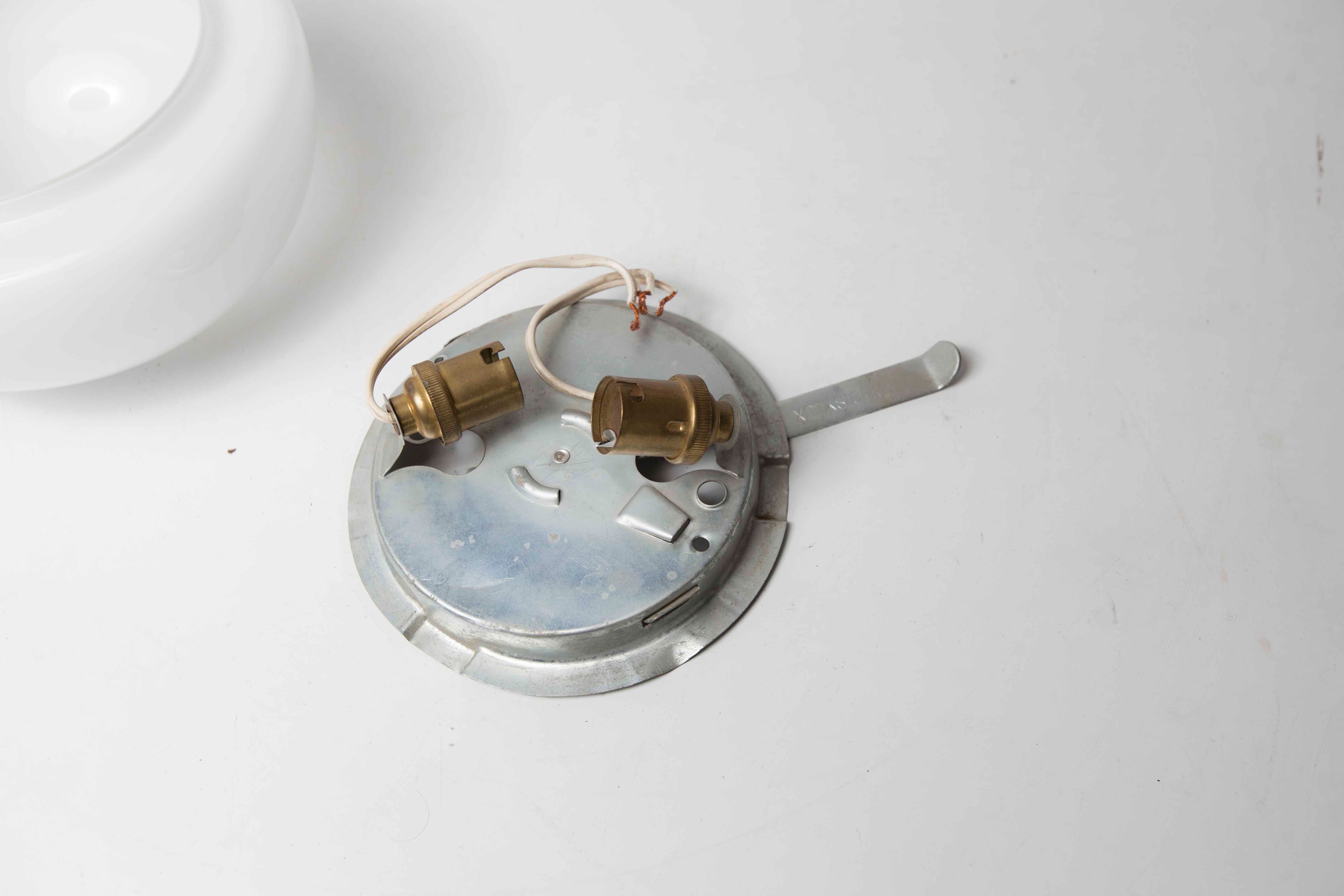 Celling in white opaline