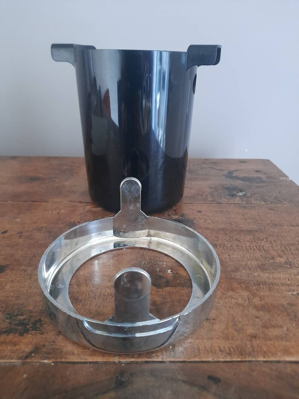 Long-lasting bottle cooler bucket