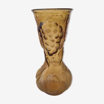 Vase italien en verre ambré avec décors de fruits en relief