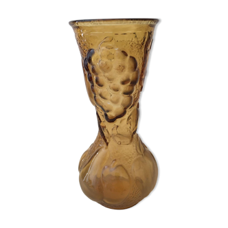 Vase italien en verre ambré avec décors de fruits en relief