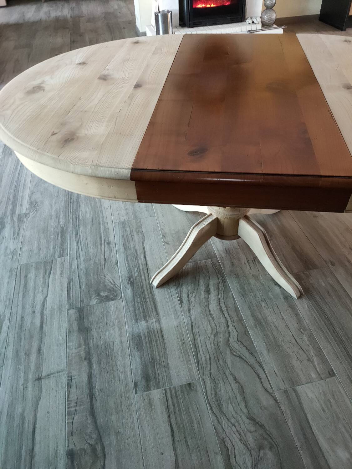 Round table with central leg