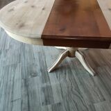 Round table with central leg