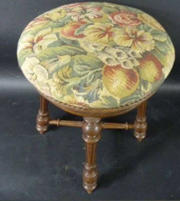 Ancien tabouret de piano tapissé