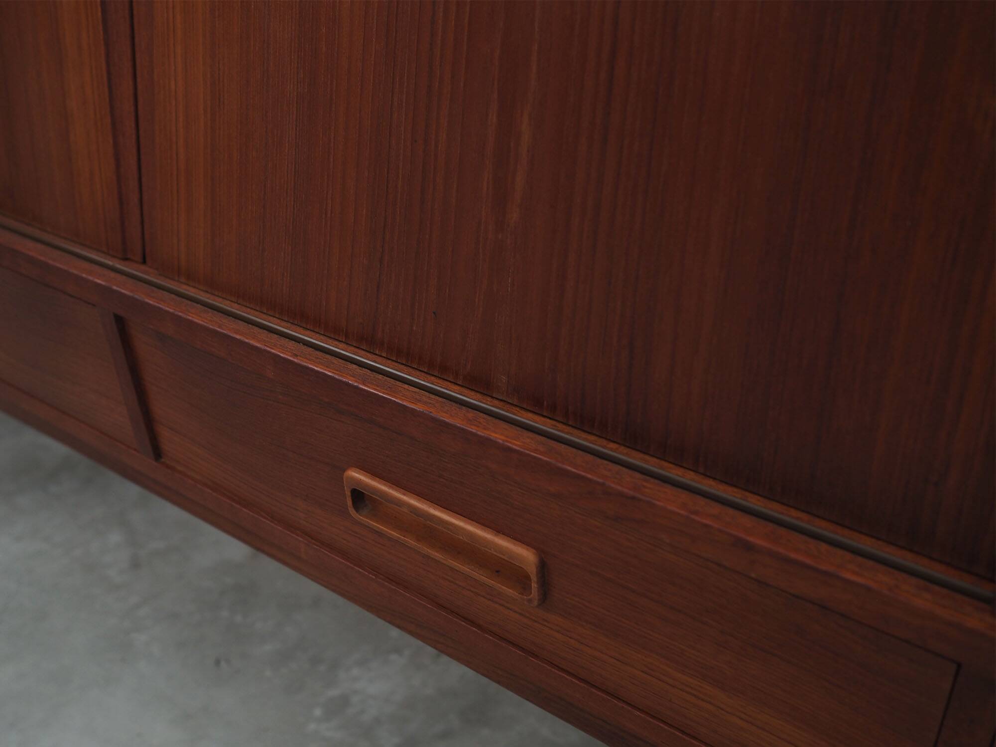 Buffet haut en teck, design danois, années 1960, designer : Børge Seindal, fabricant