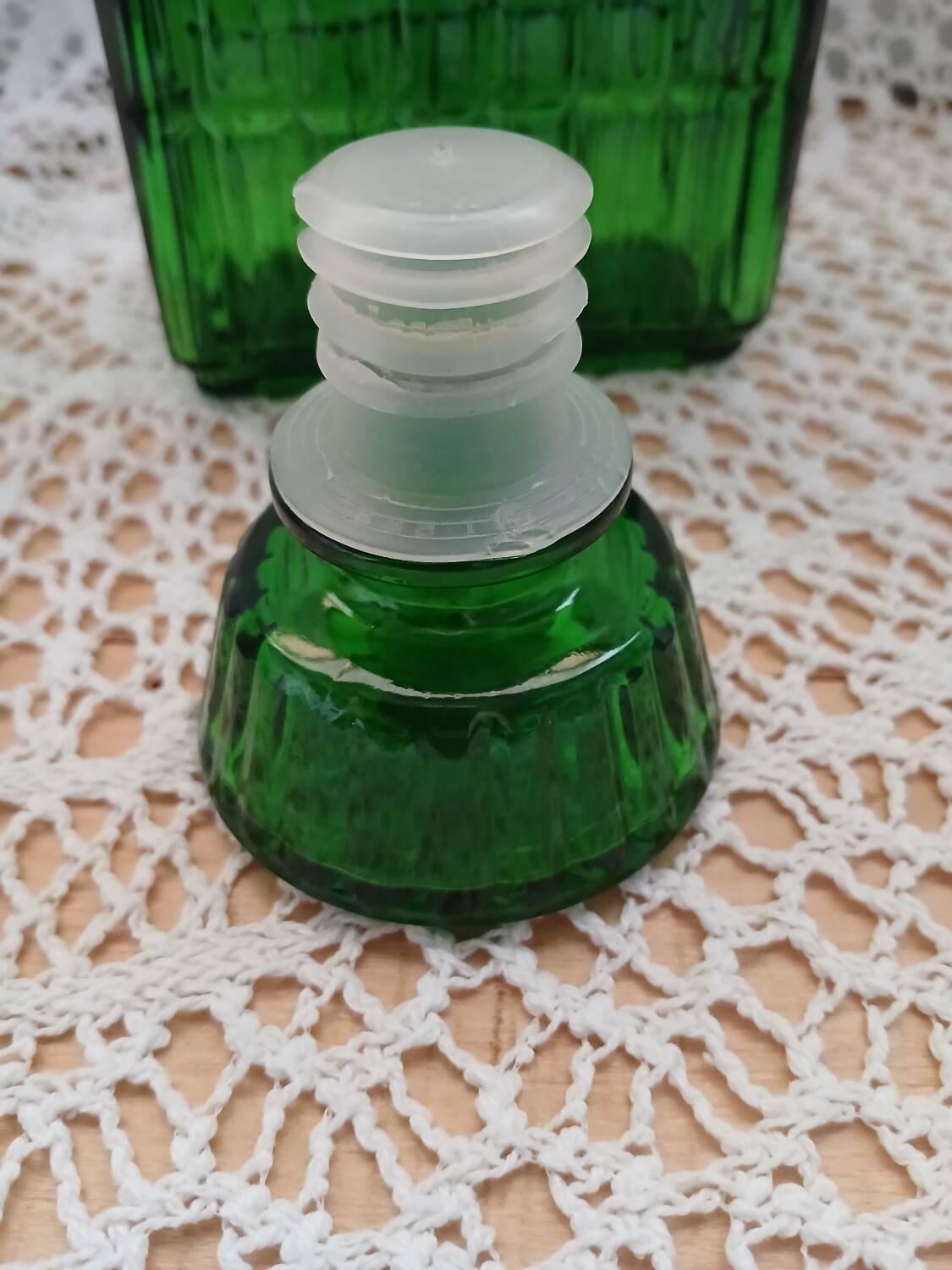 Carafe ancienne en verre pressé italien