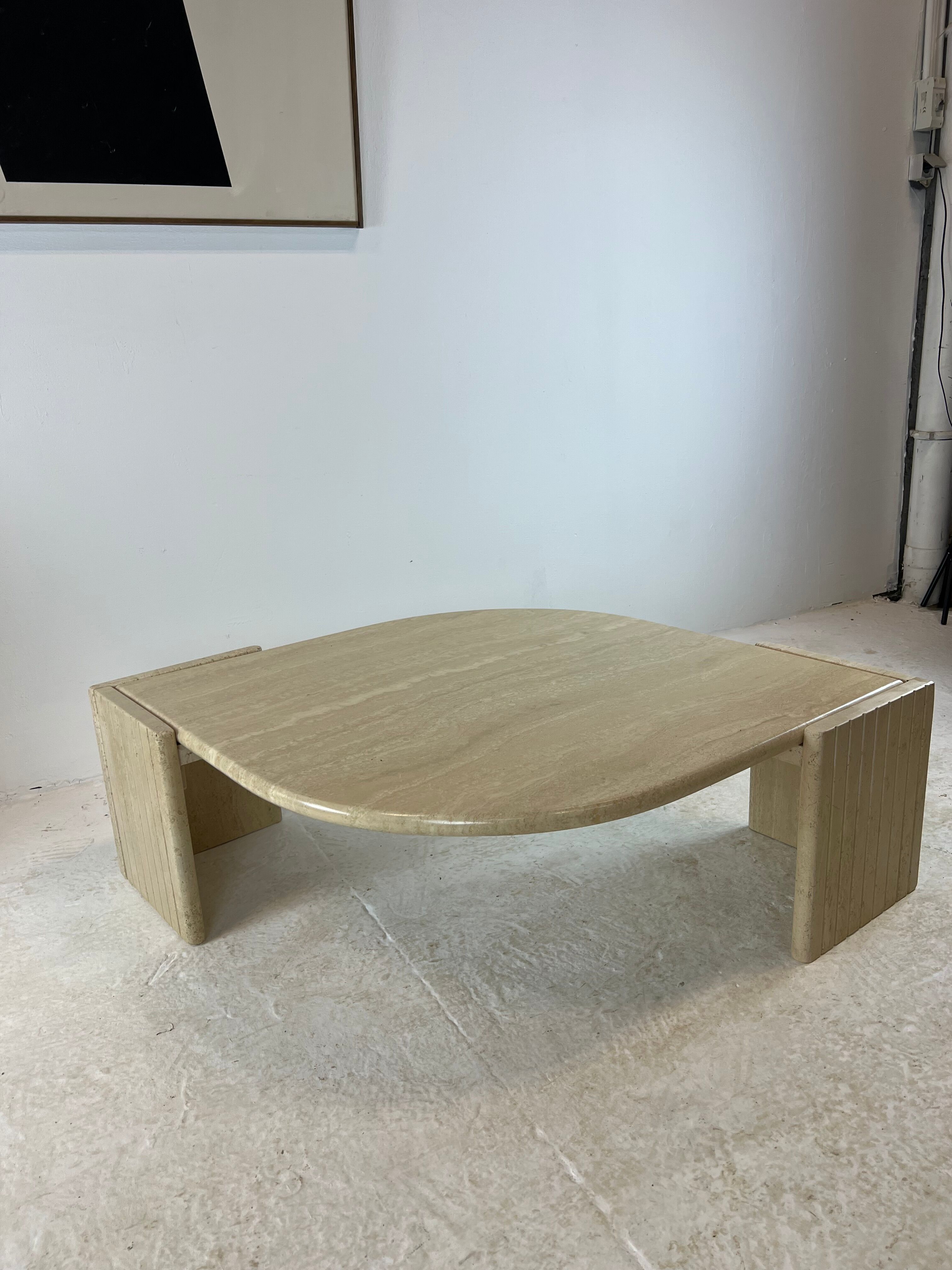 Coffee table Roche Bobois "eye" in travertine, 1970
