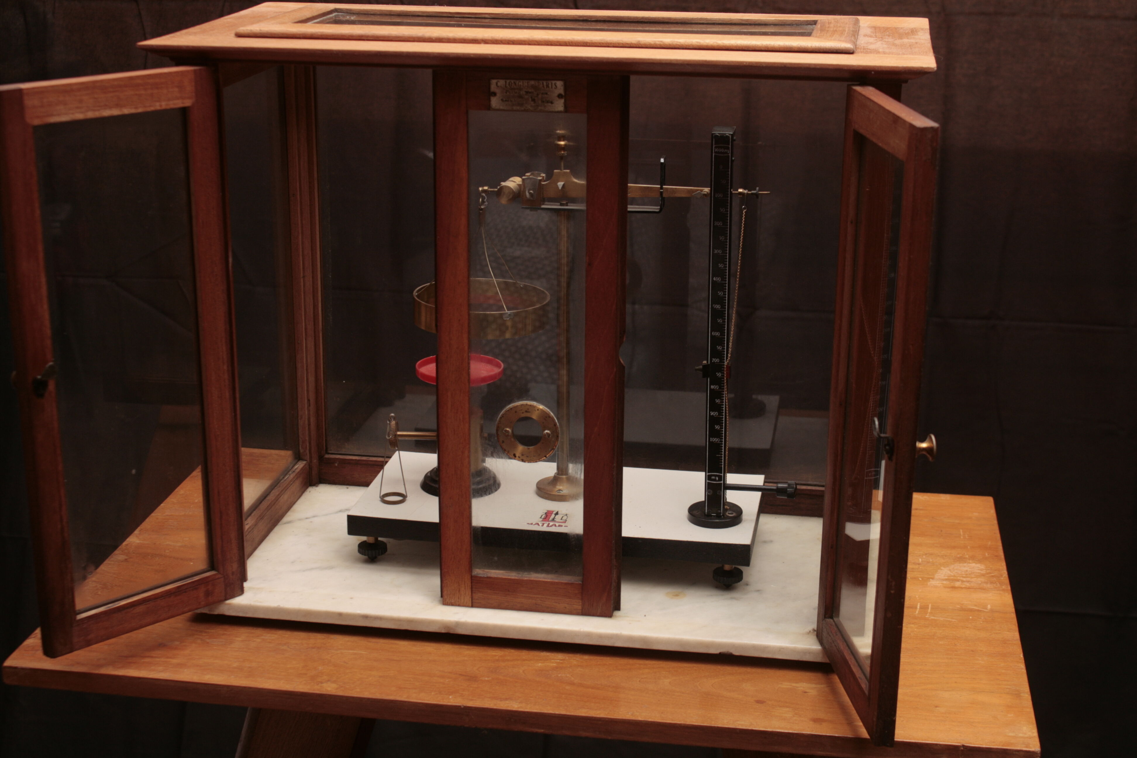 Display case to be placed with or without laboratory scales