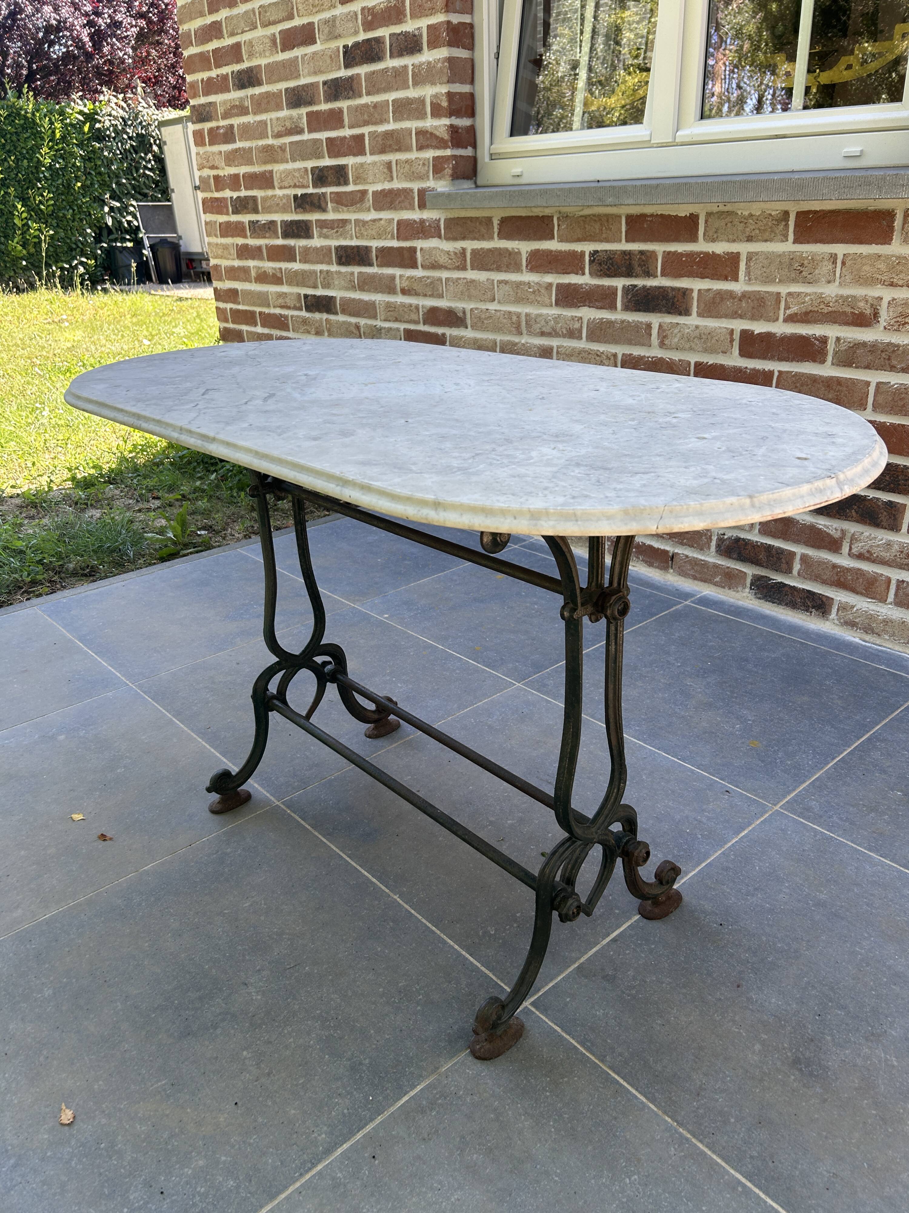 Bistro table in cast iron and marble from the art nouveau period.