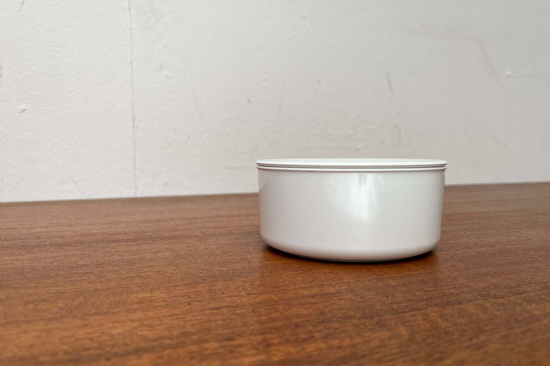 White melamine ashtray, mid-century Swedish design by Gunnar Larson for Gustavsberg, 1960s.
