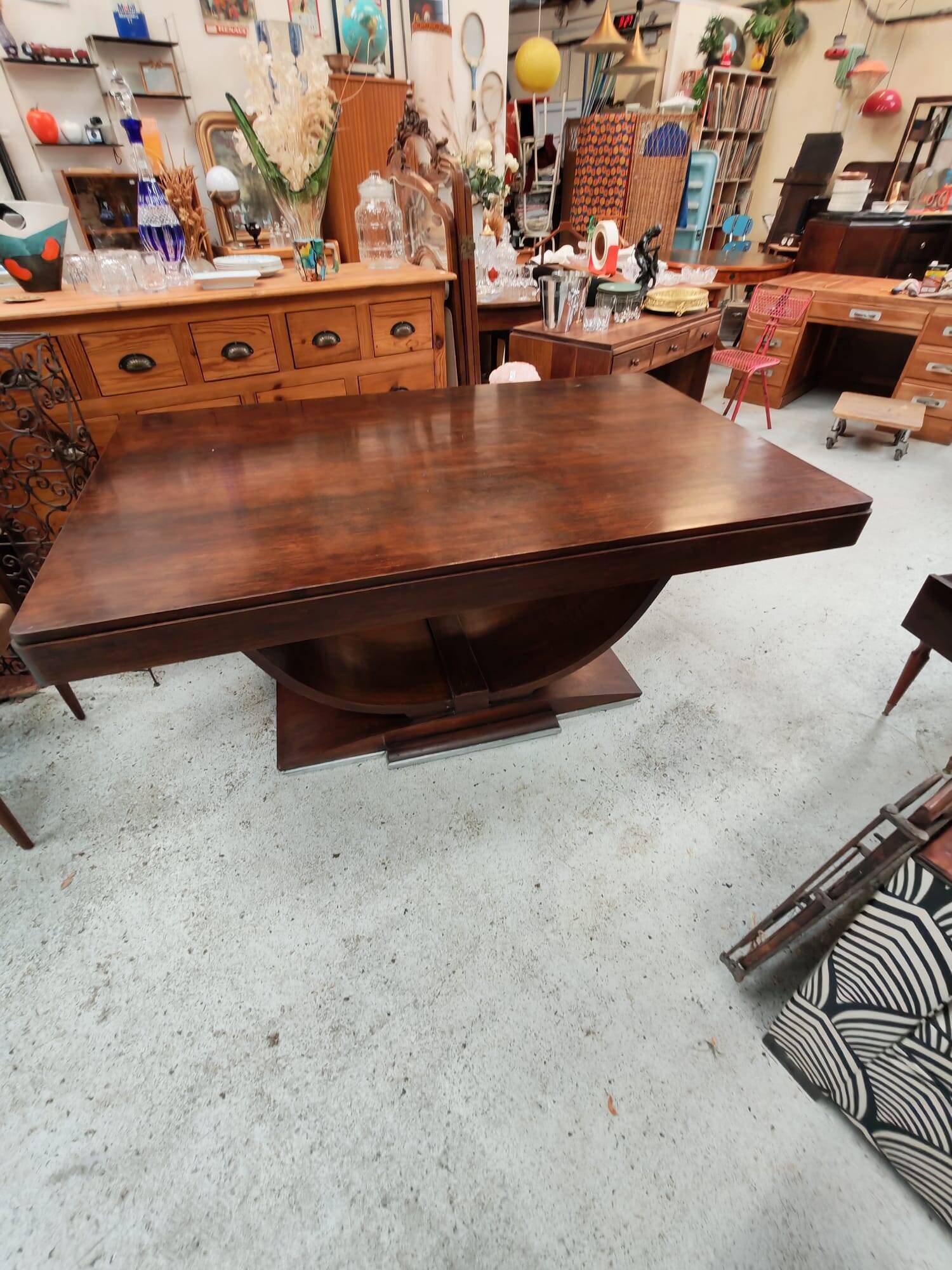 Art Deco dining table with a central cradle base from the 1930s.