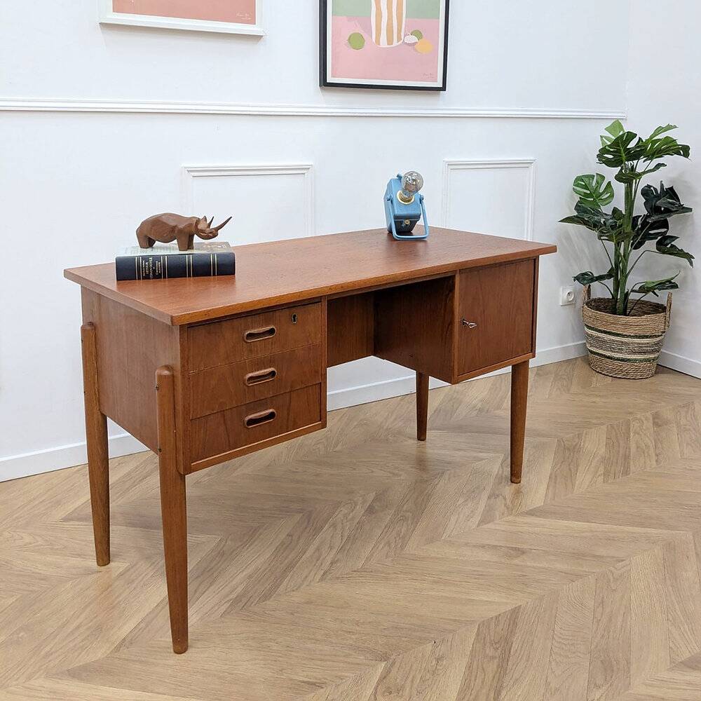 Vintage Scandinavian desk from the 1960s in teak.