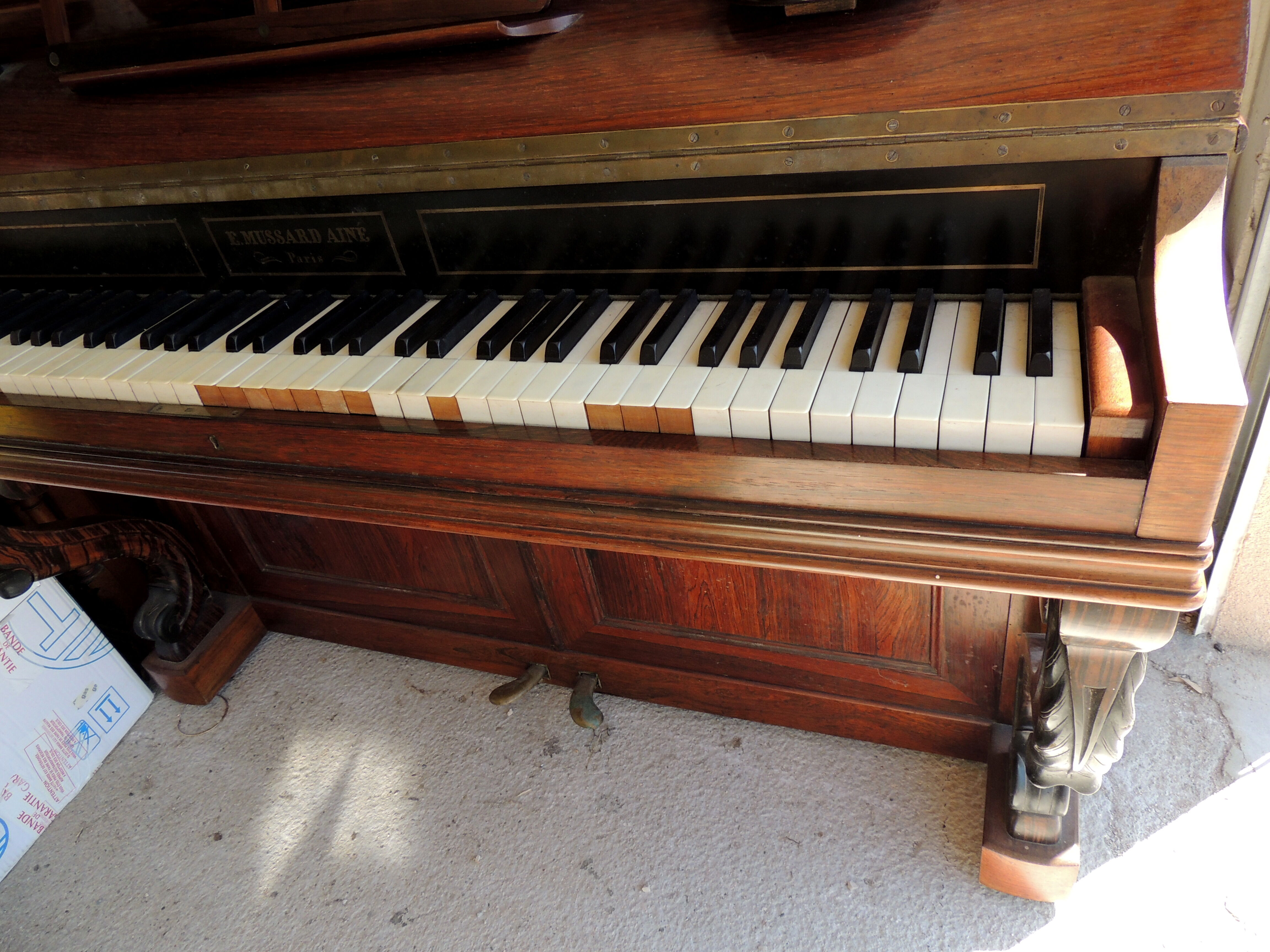 Piano brand E-Mussard Paris