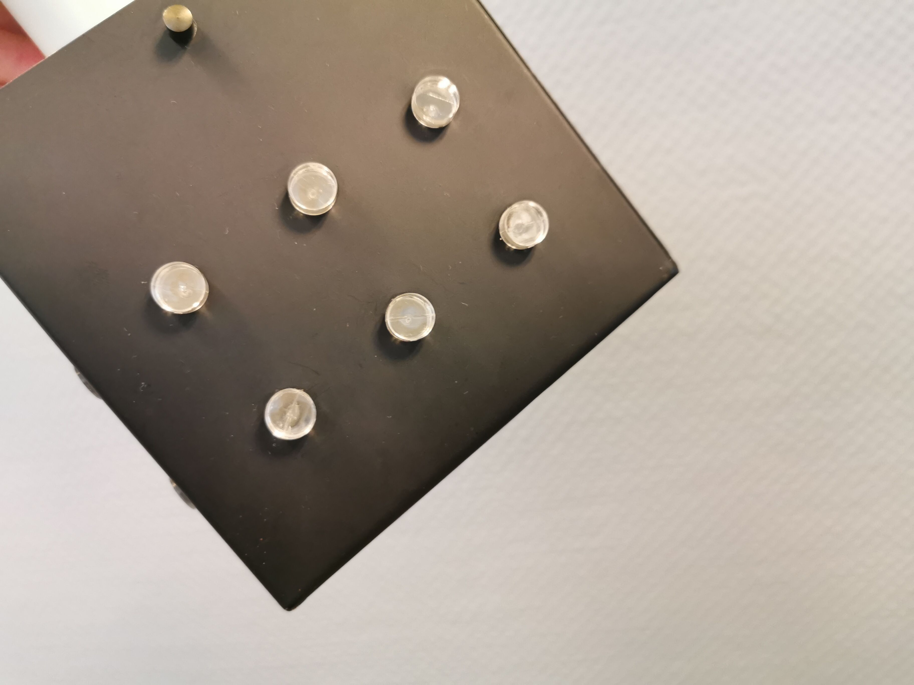 Lampe suspendue carrée de l’ère spatiale en métal laqué blanc et noir.