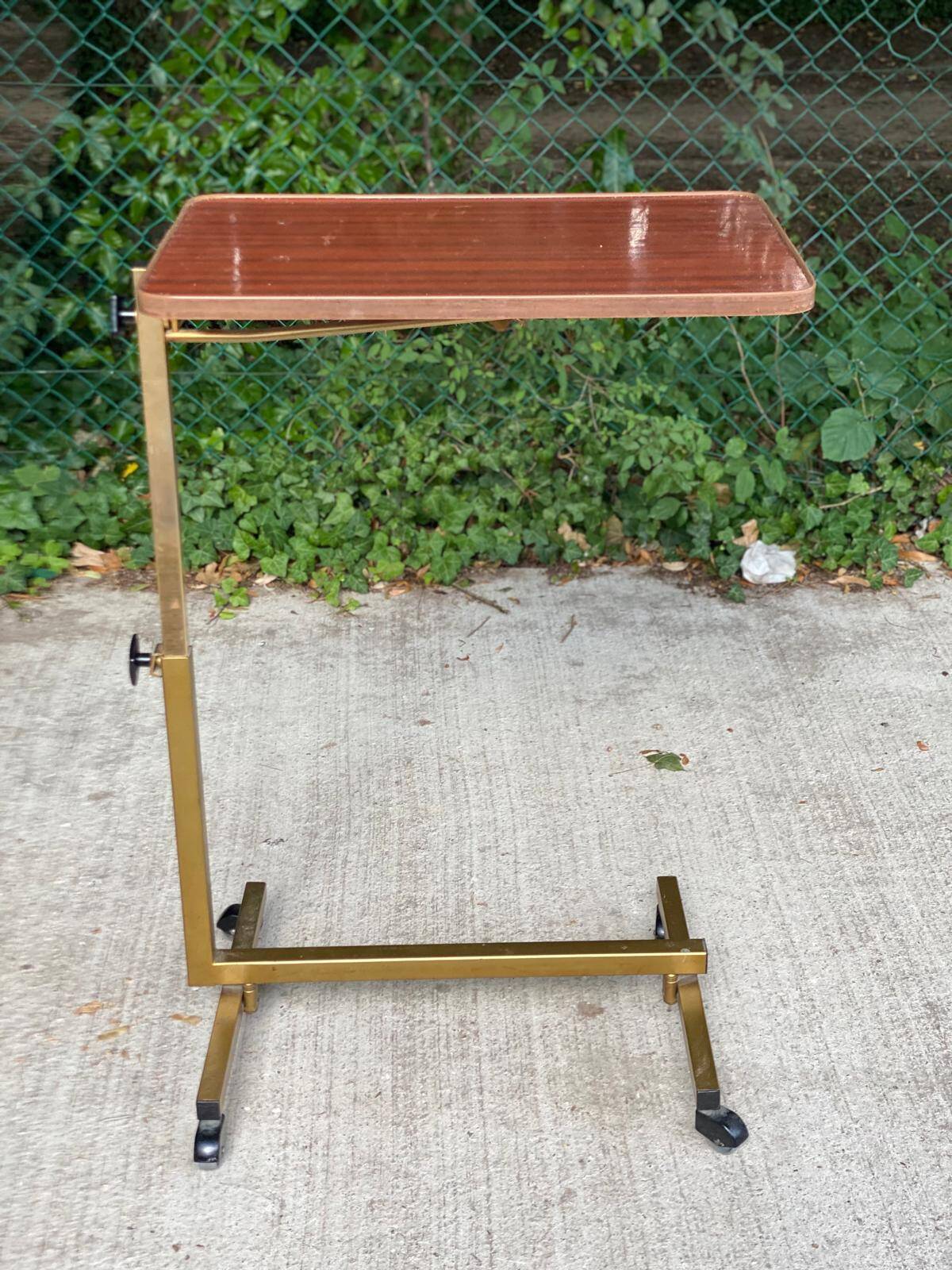 Foldable and adjustable serving trolley in wood and gold-plated steel
