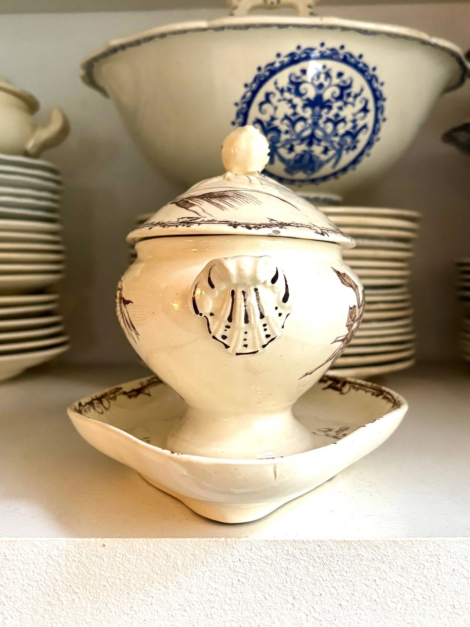 HB & Cie brown ironstone gravy boat with lid