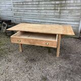 Old solid pine table – farmhouse spirit with a rustic style