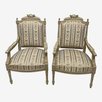 Paire de fauteuils style Louis XVl sculptés avec tissus et soieries d’origine