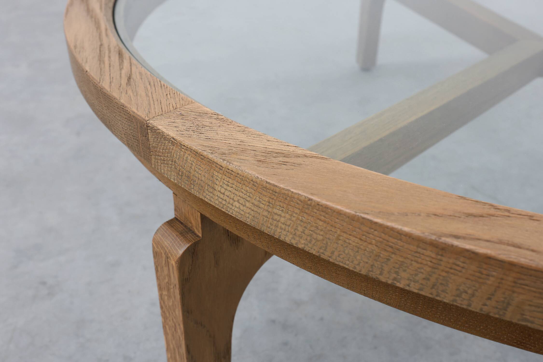 Table moderne en bois de cèdre et verre, Italie fin du 20e siècle