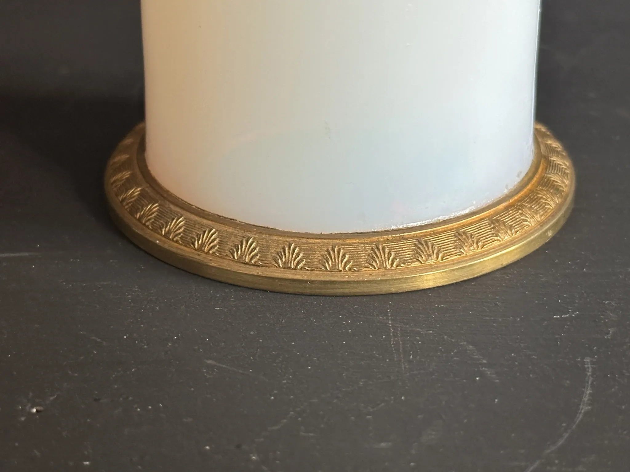 Lampe XIXe en opaline blanche et métal doré