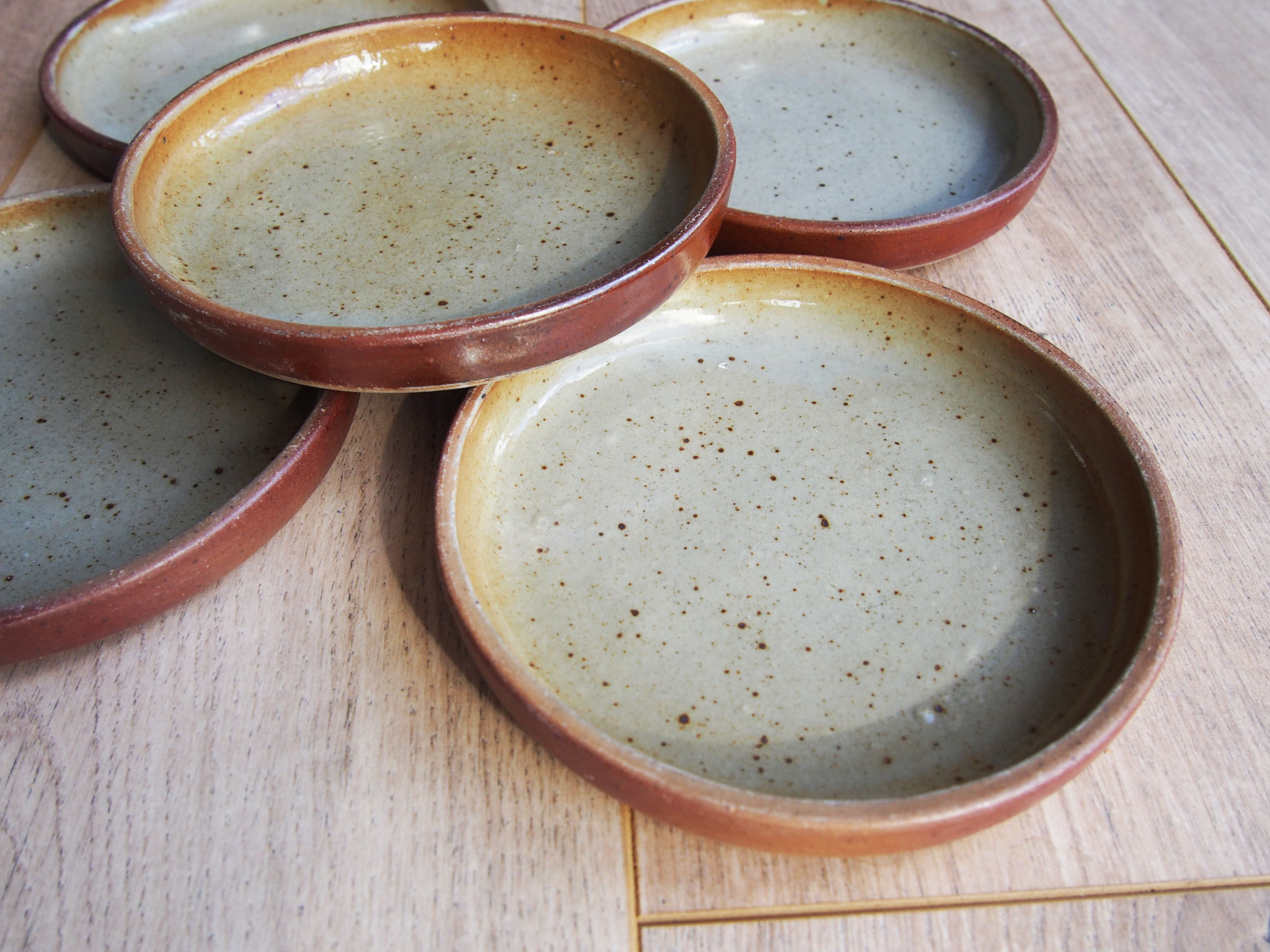 5 small plates in sandstone