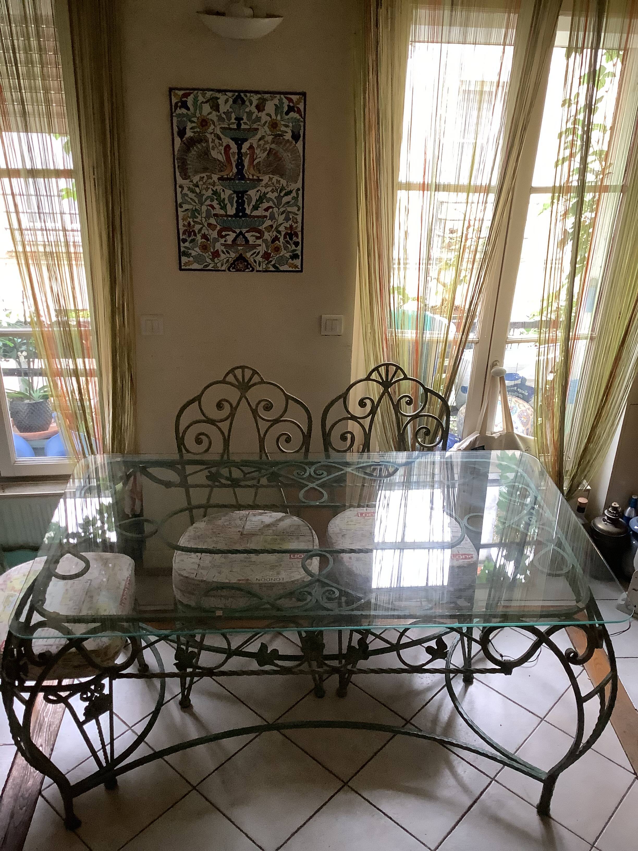 Table et 6 chaises en fer forgé ouvragé