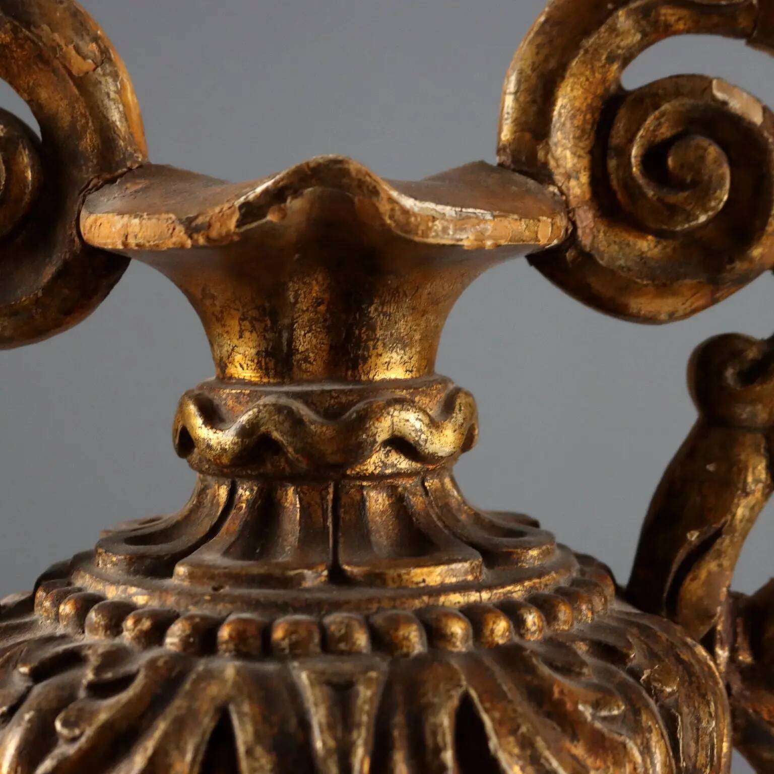 Vase baroque ancien en bois sculpté et doré, Italie XVIII Century