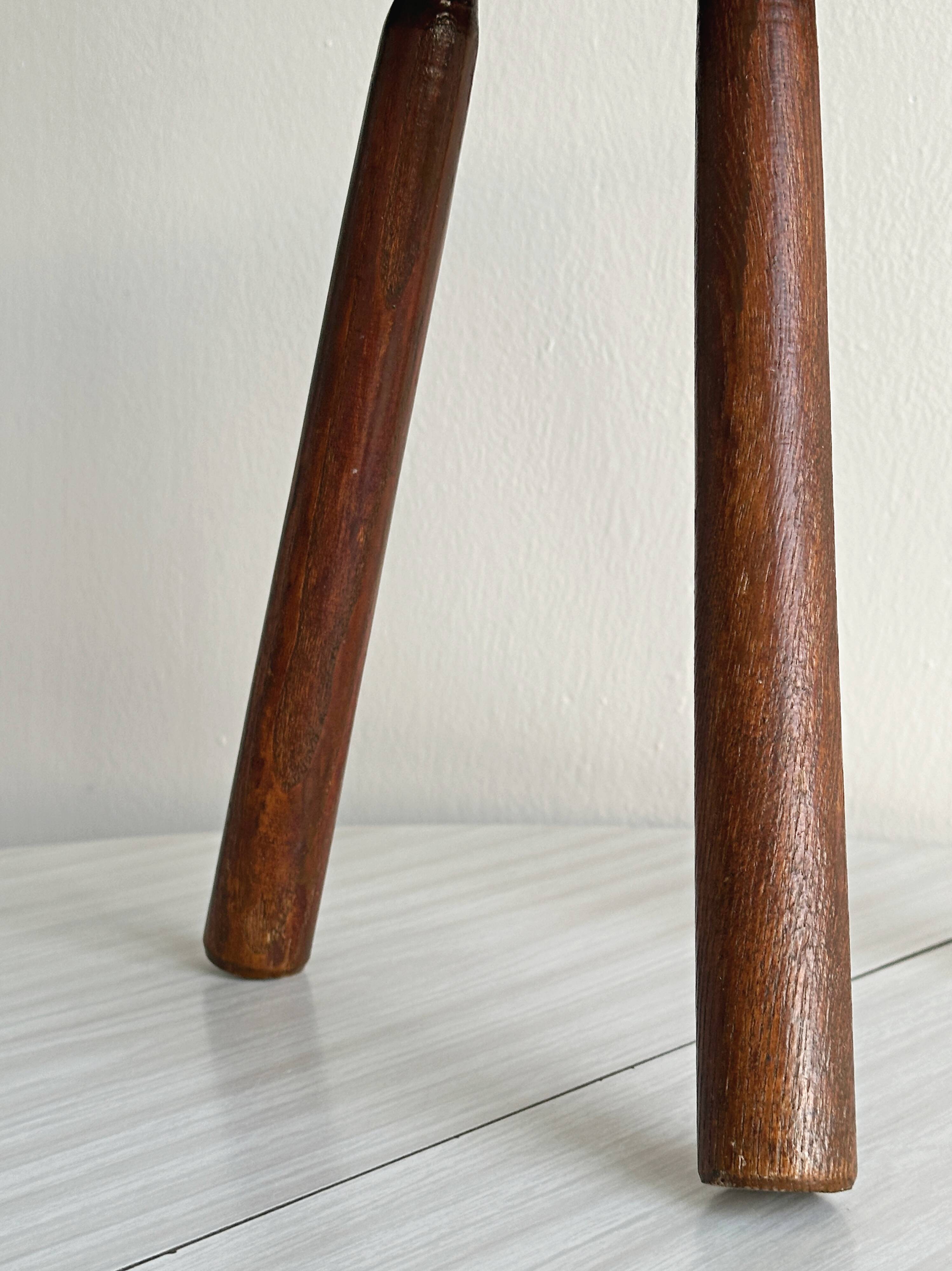 Tabouret tripode bois verni ancien