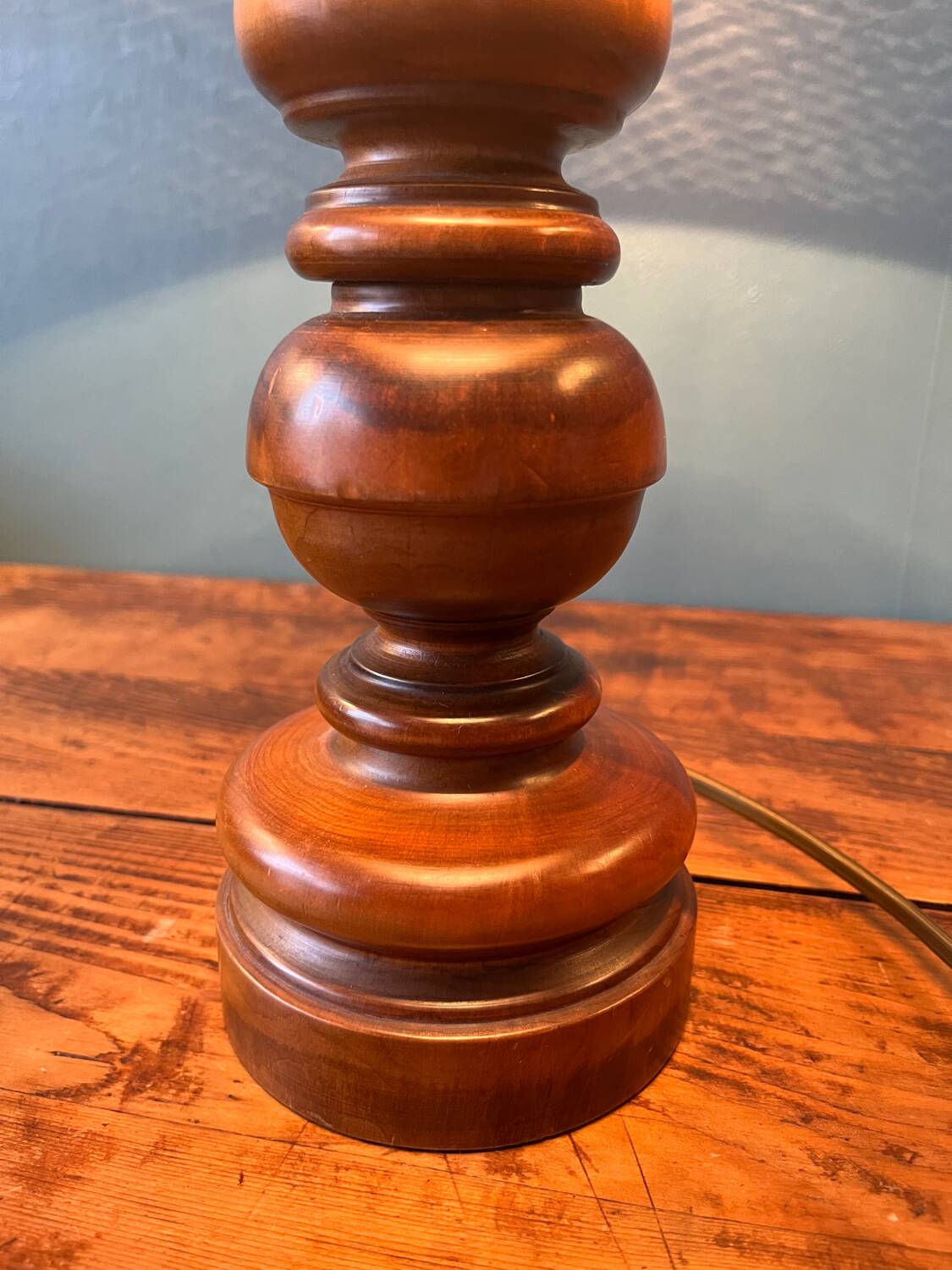 Wooden foot table lamp