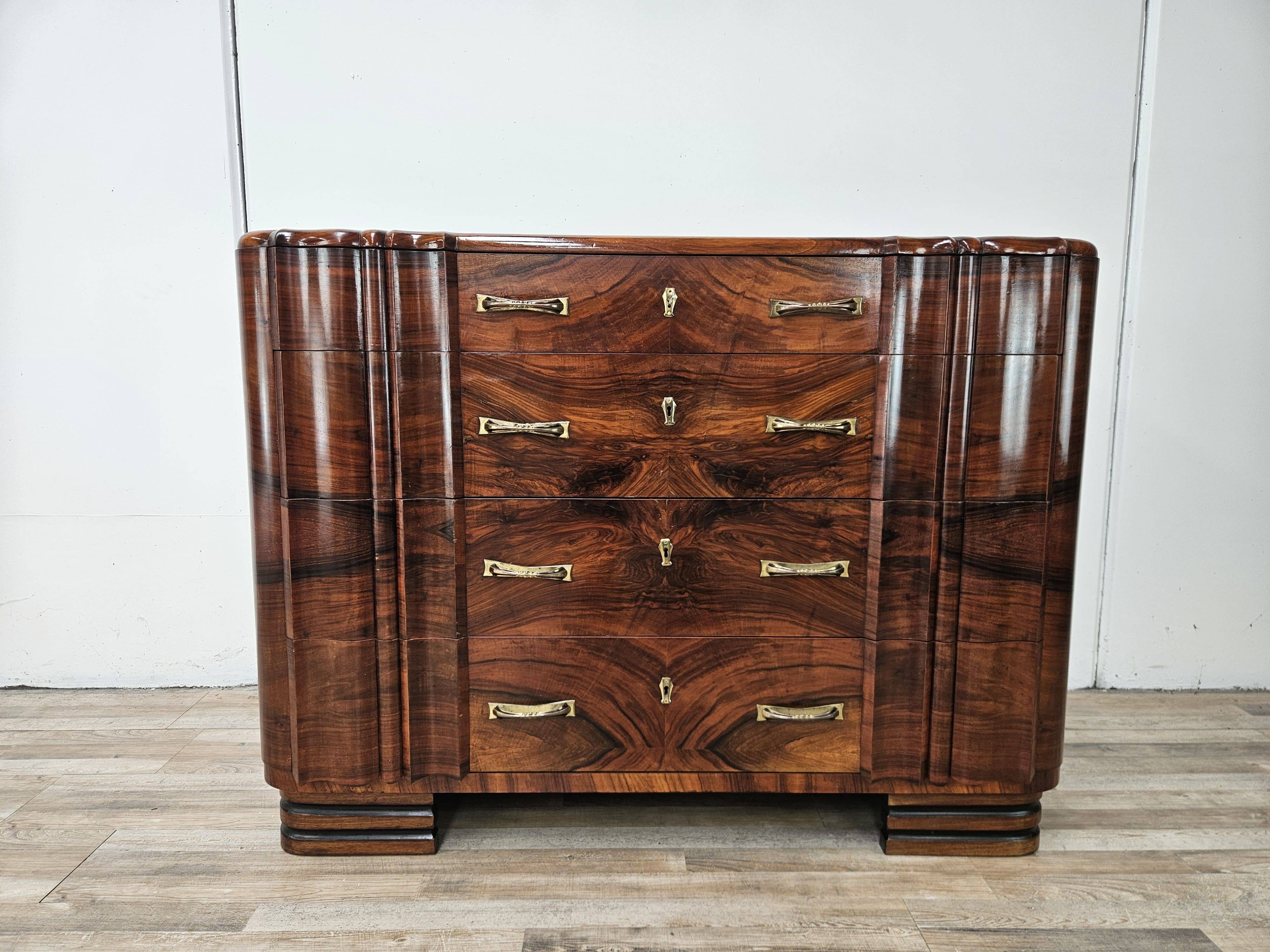Commode en noyer avec 4 tiroirs et poignées en laiton, années 1940