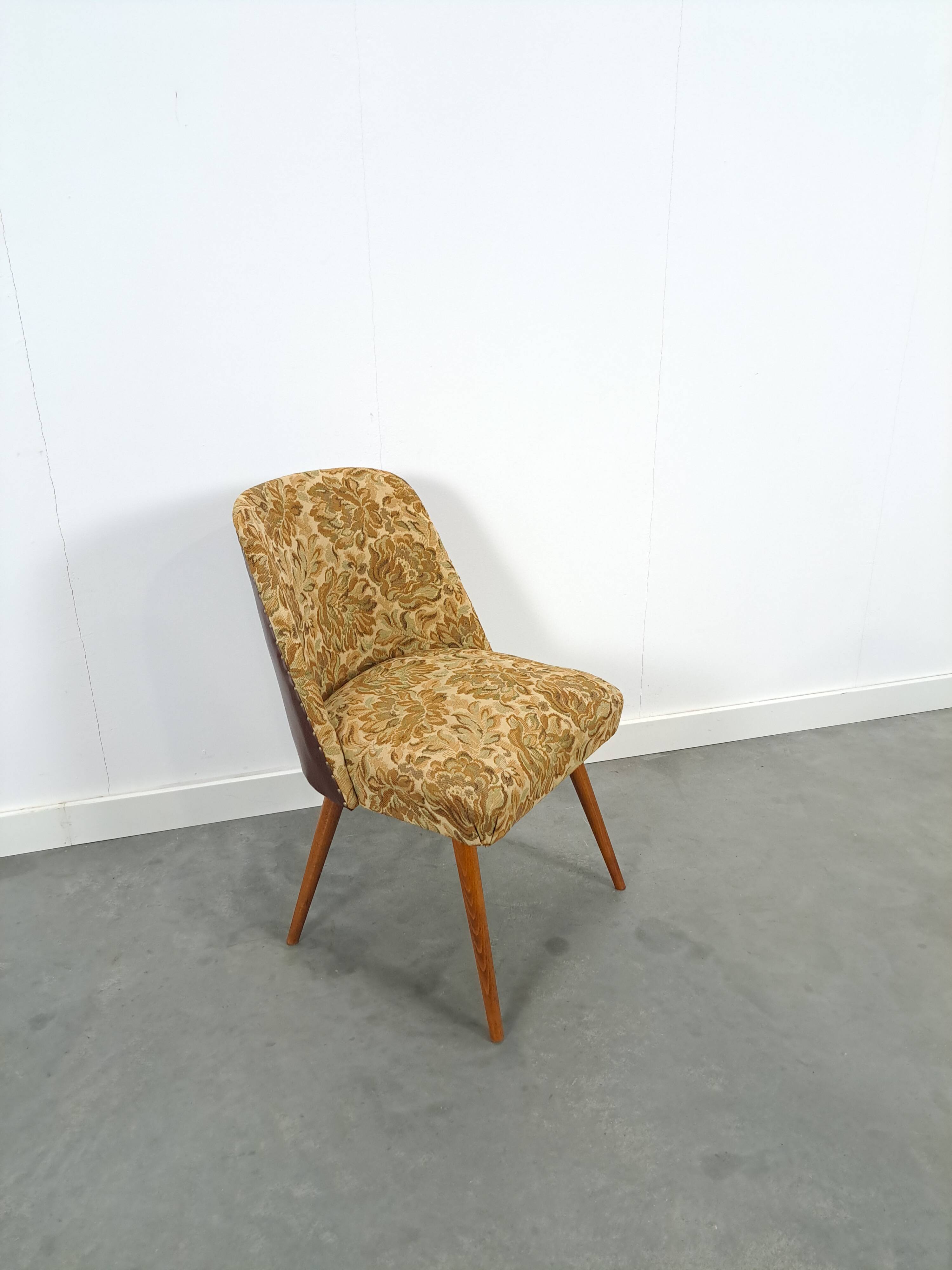 Bloemen stoel met bruin kunstleder vintage